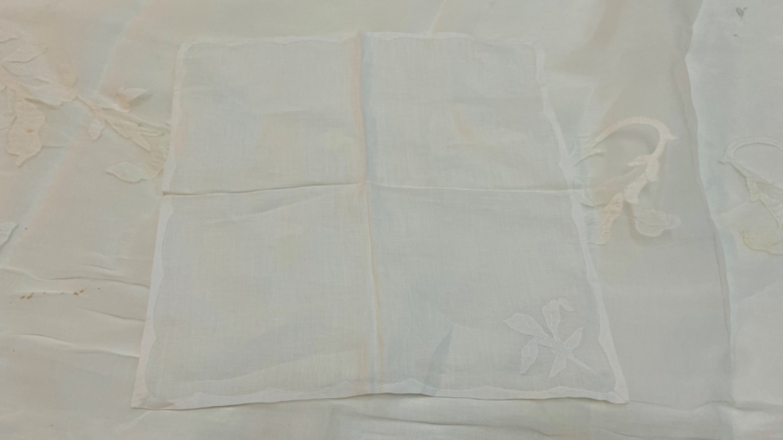 Toalha de mesa de organza branca com apliques. Acompanham 10... - foto 10 de 10