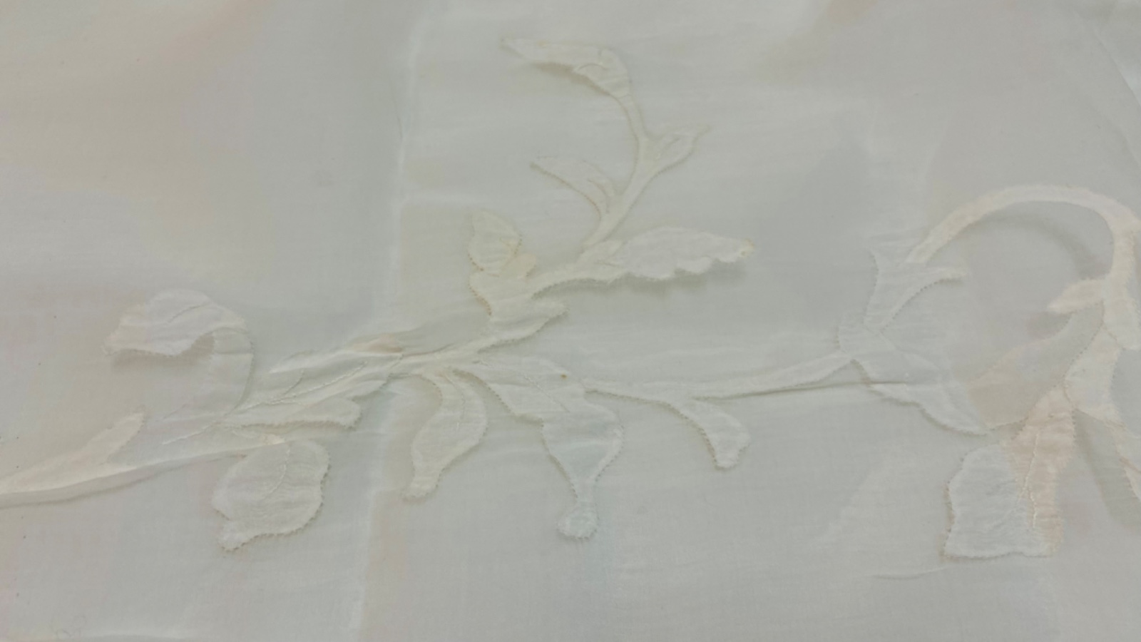 Toalha de mesa de organza branca com apliques. Acompanham 10... - foto 9 de 10