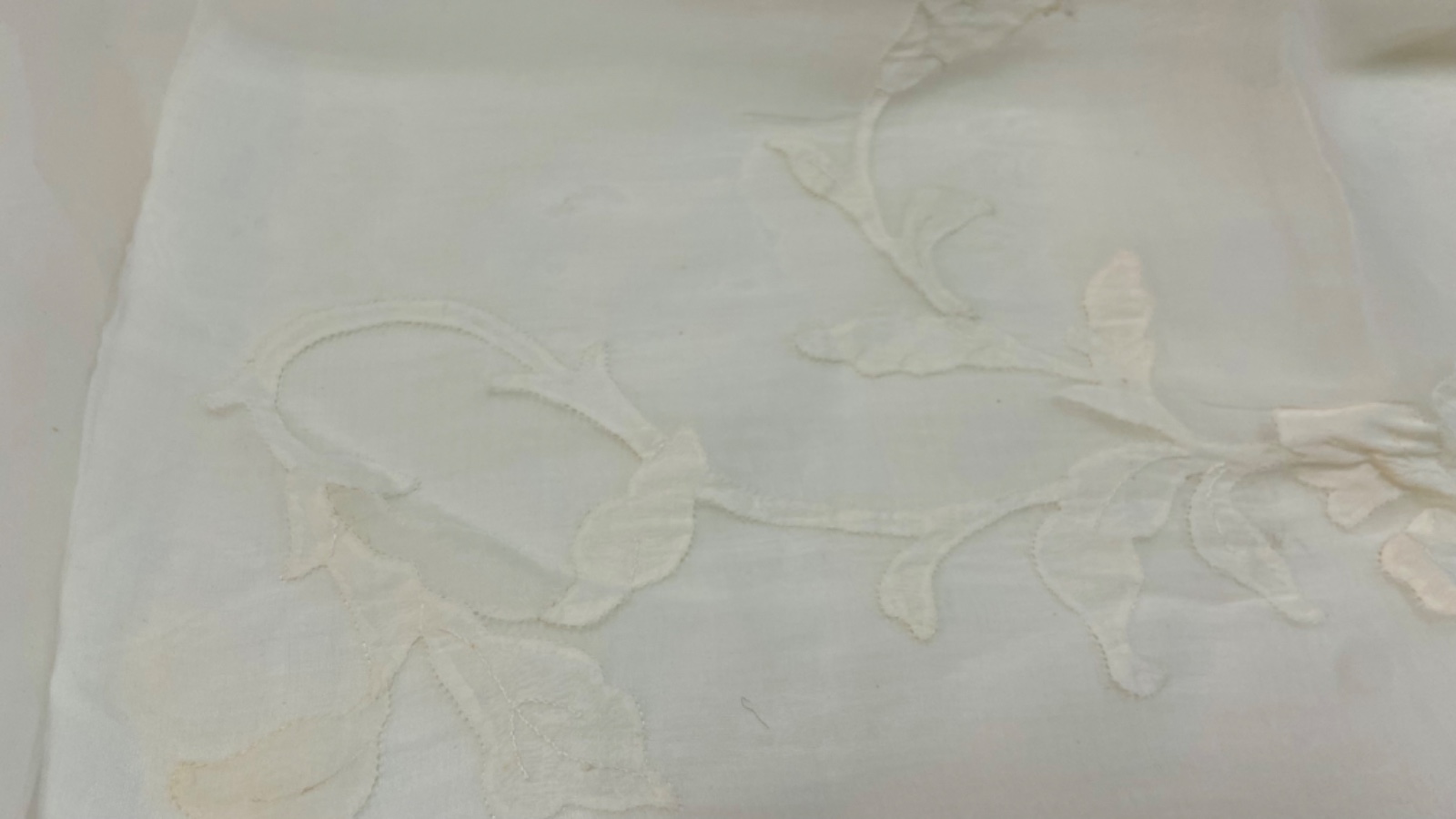 Toalha de mesa de organza branca com apliques. Acompanham 10... - foto 7 de 10