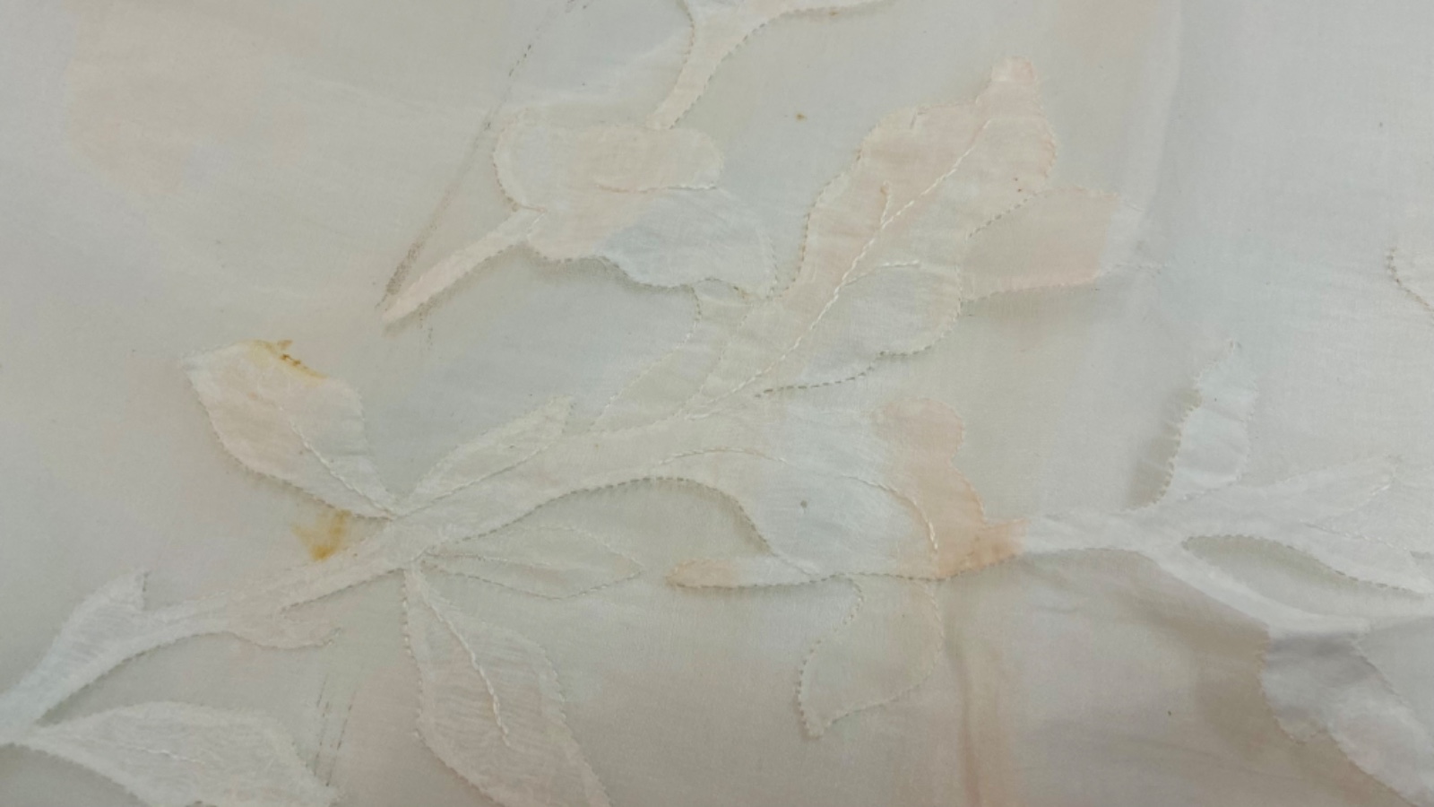 Toalha de mesa de organza branca com apliques. Acompanham 10... - foto 6 de 10