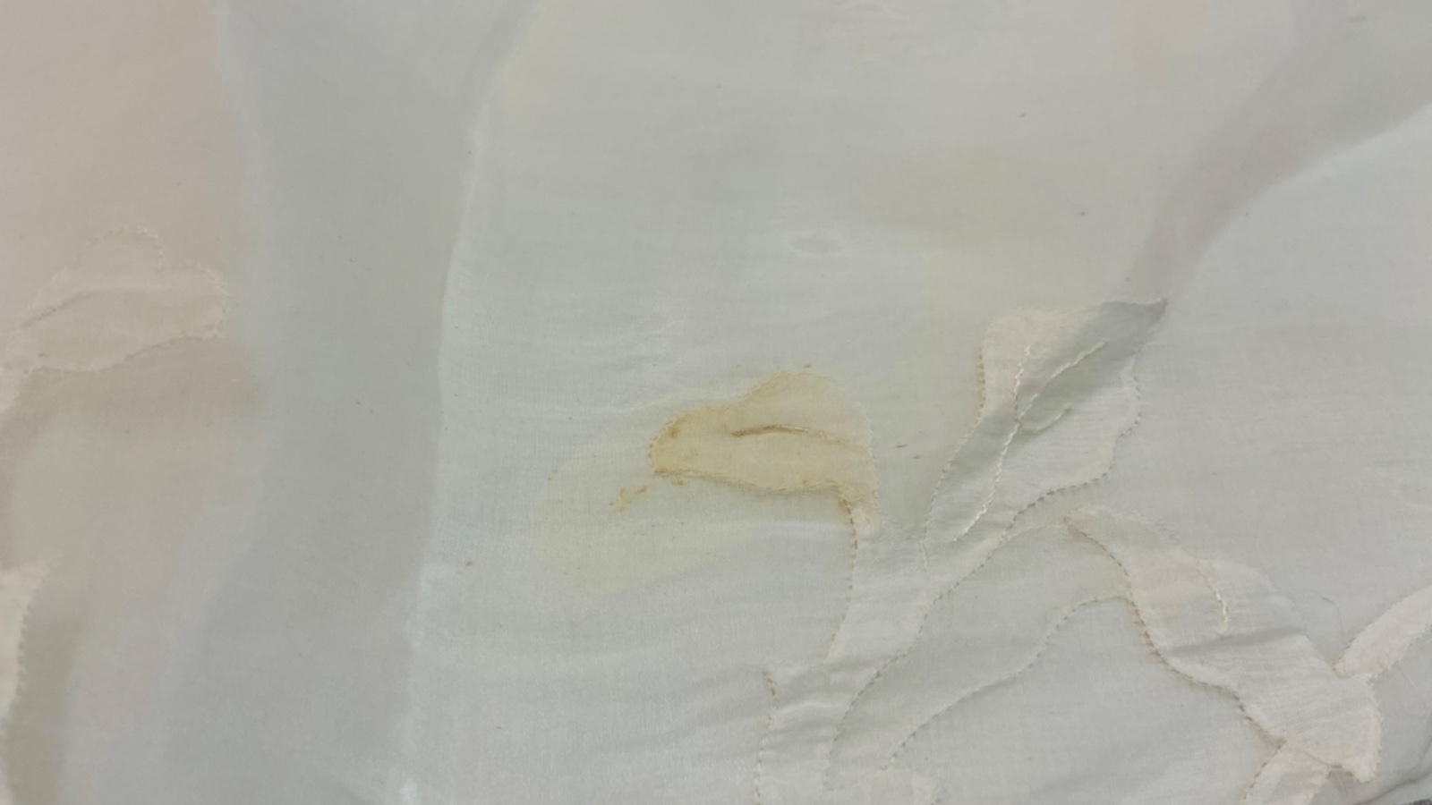 Toalha de mesa de organza branca com apliques. Acompanham 10... - foto 5 de 10