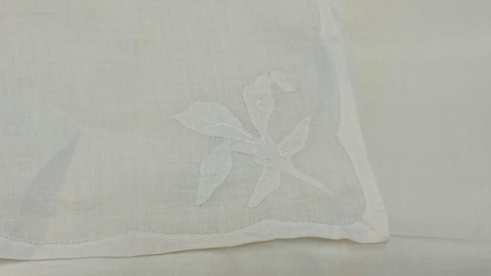 Toalha de mesa de organza branca com apliques. Acompanham 10... - foto 8 de 10