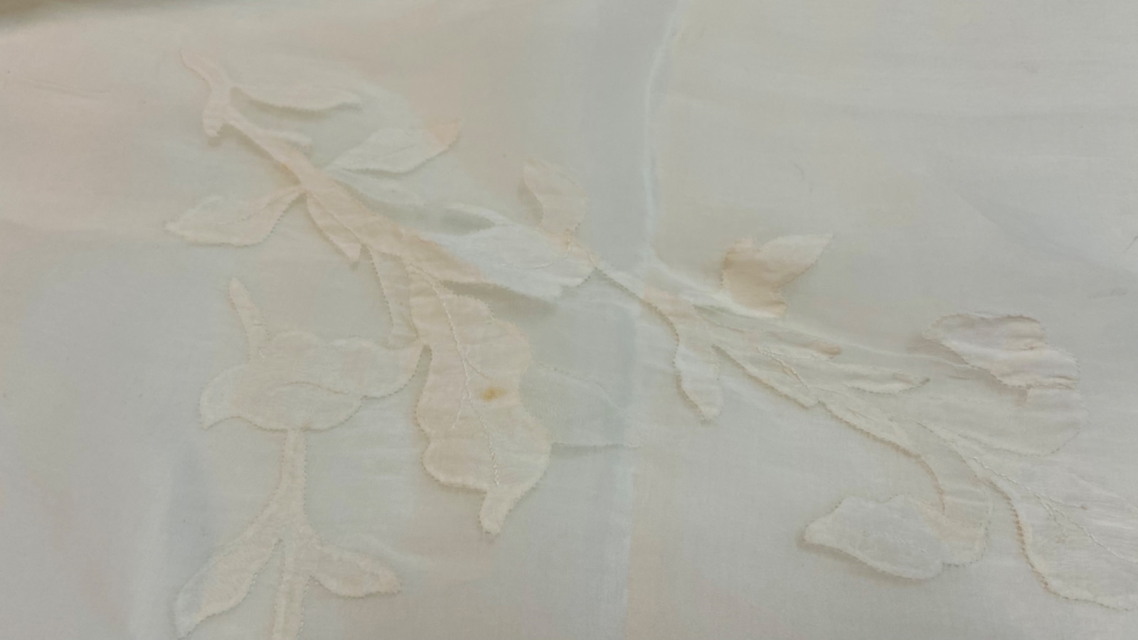Toalha de mesa de organza branca com apliques. Acompanham 10... - foto 4 de 10