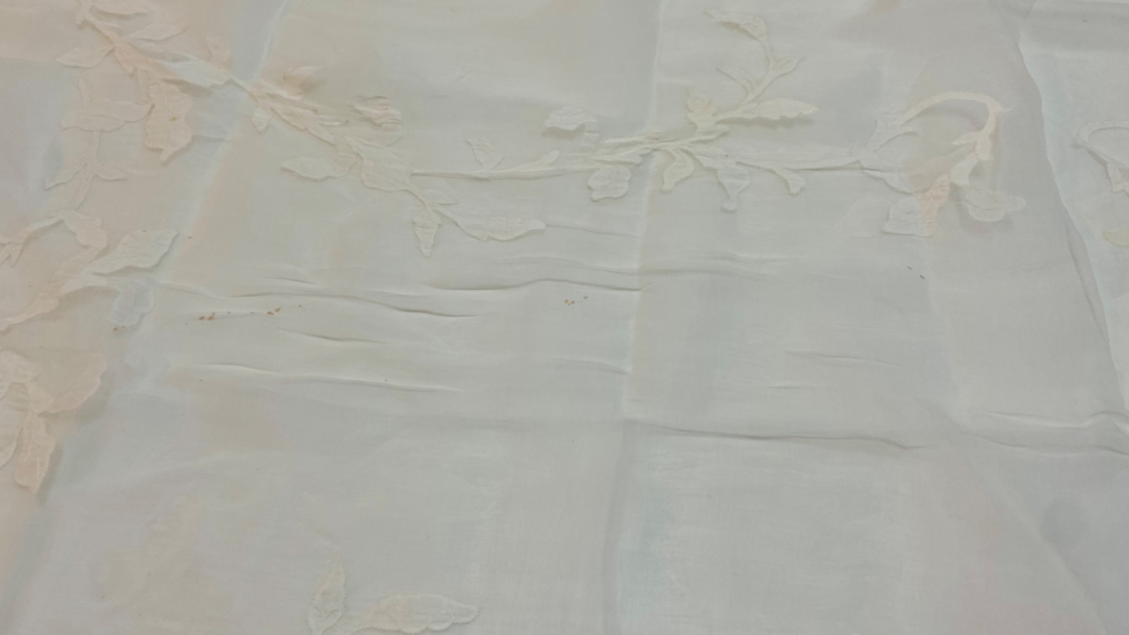 Toalha de mesa de organza branca com apliques. Acompanham 10... - foto 3 de 10