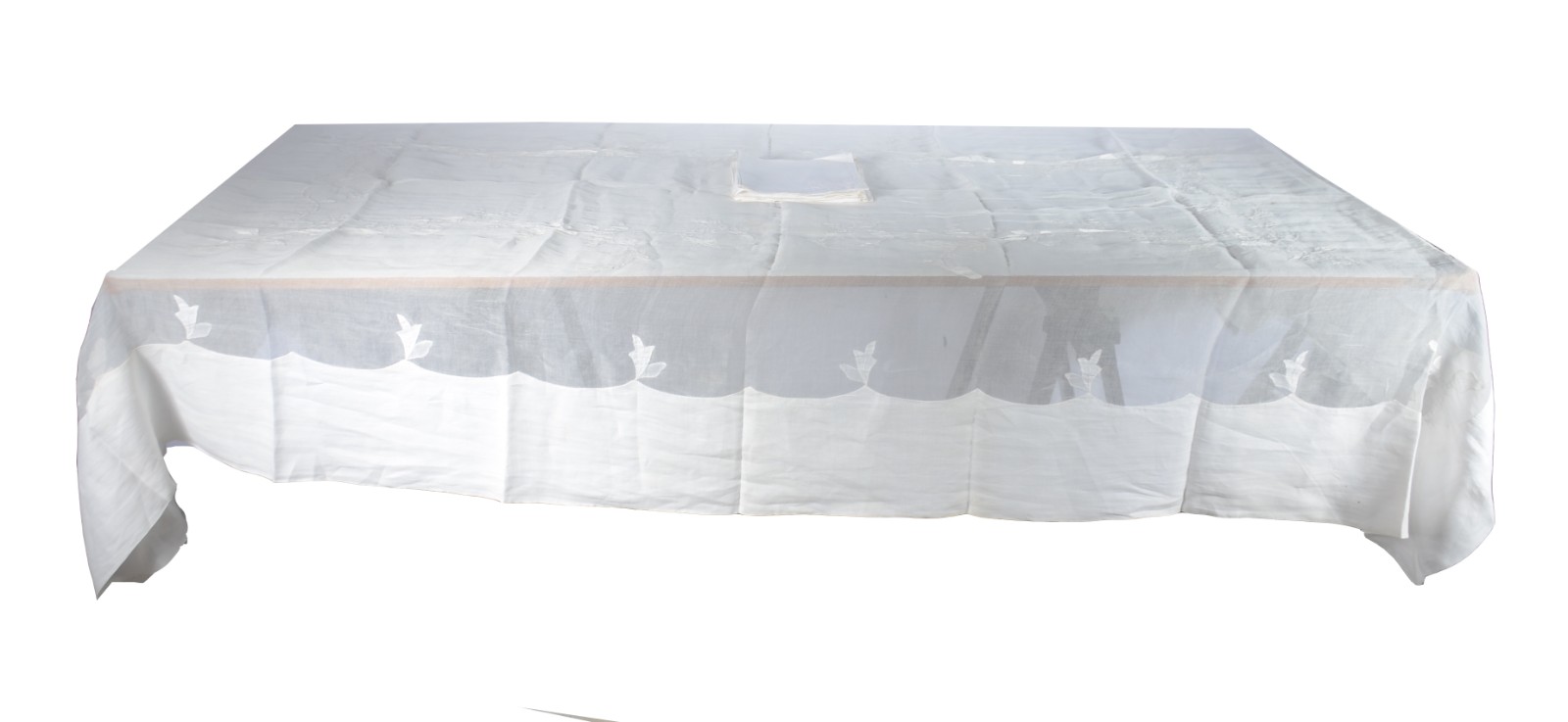 Toalha de mesa de organza branca com apliques. Acompanham 10... - foto 2 de 10