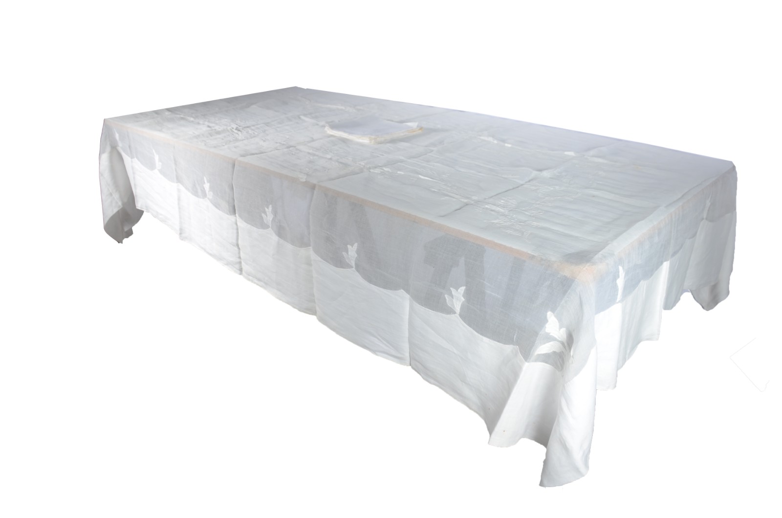 Toalha de mesa de organza branca com apliques. Acompanham 10... - foto 1 de 10
