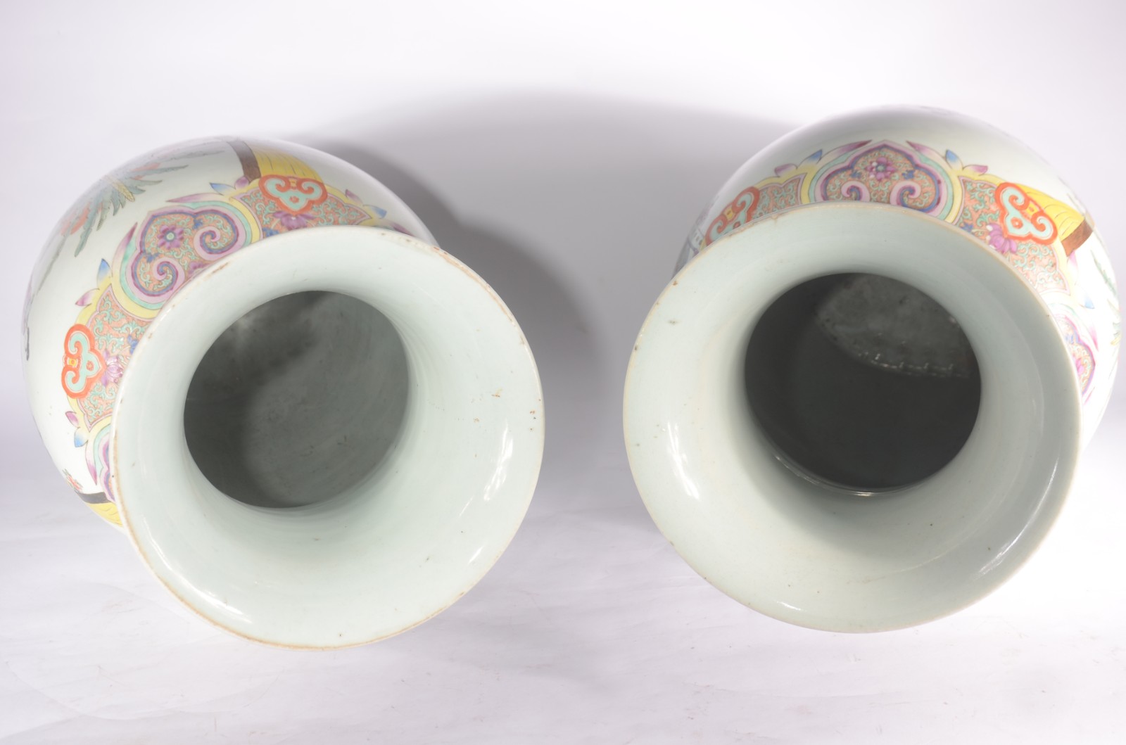 Exuberante par de vasos em porcelana chinesa de formato balaústre... - foto 9 de 11