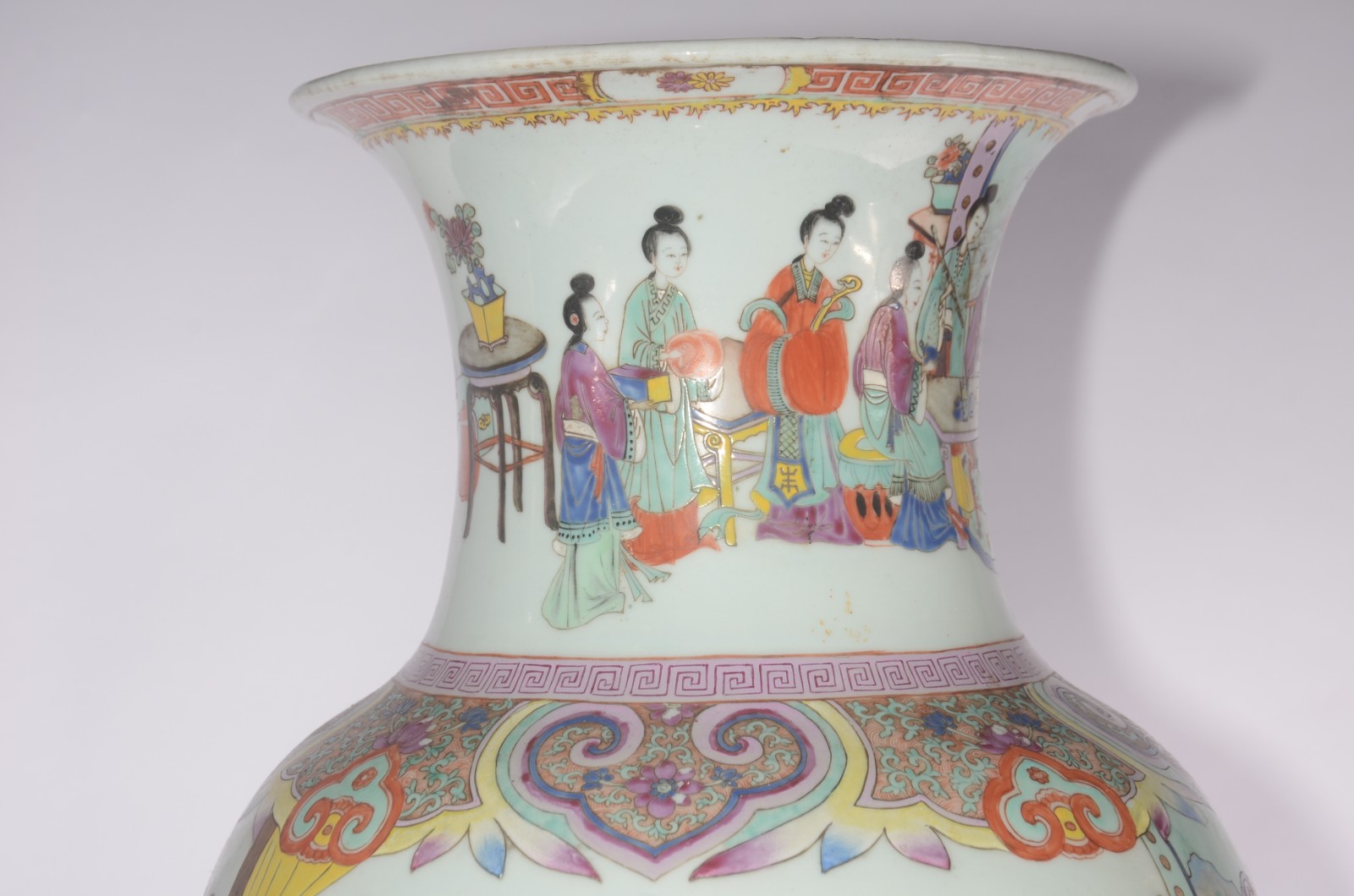 Exuberante par de vasos em porcelana chinesa de formato balaústre... - foto 6 de 11