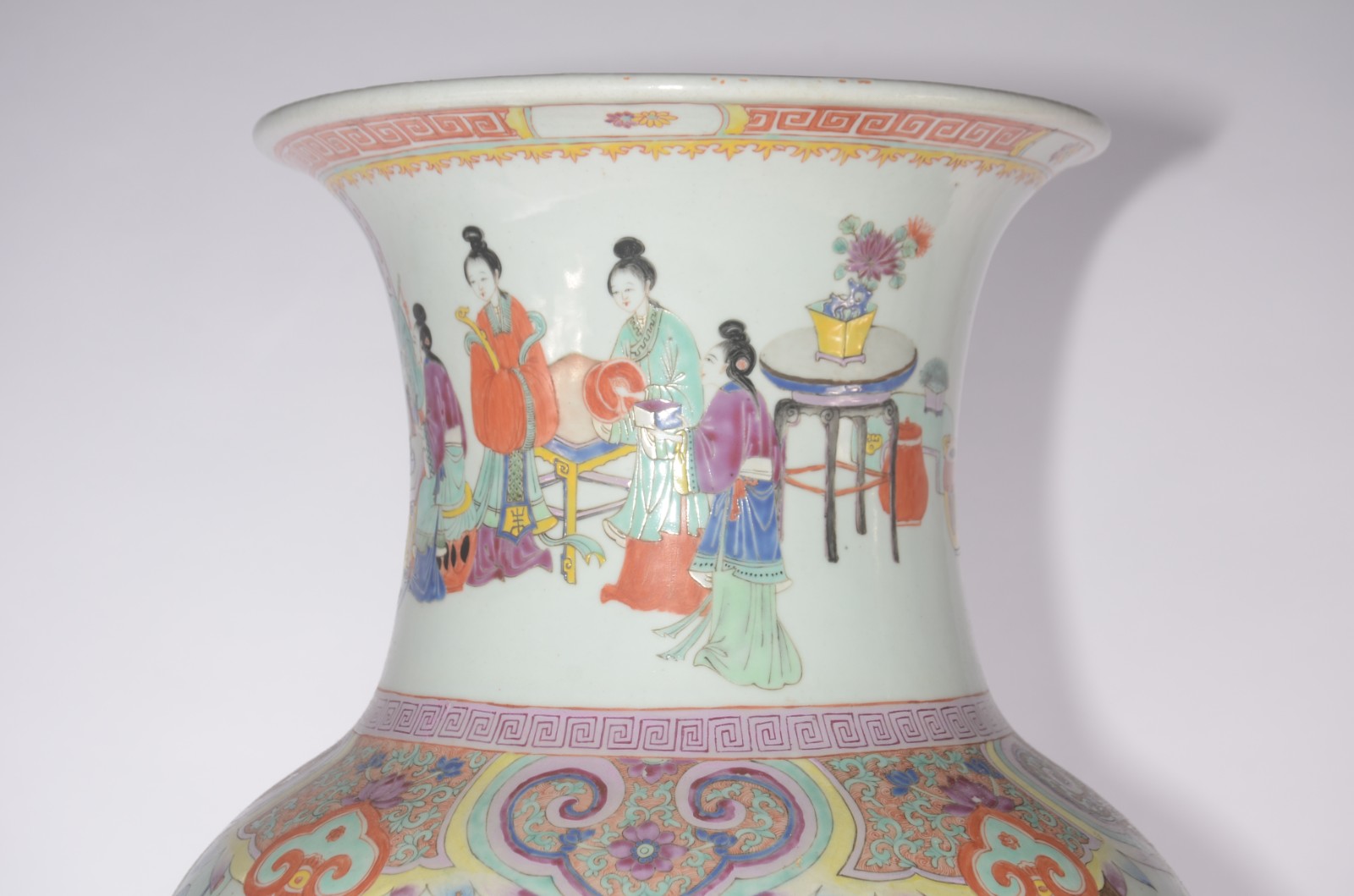 Exuberante par de vasos em porcelana chinesa de formato balaústre... - foto 4 de 11