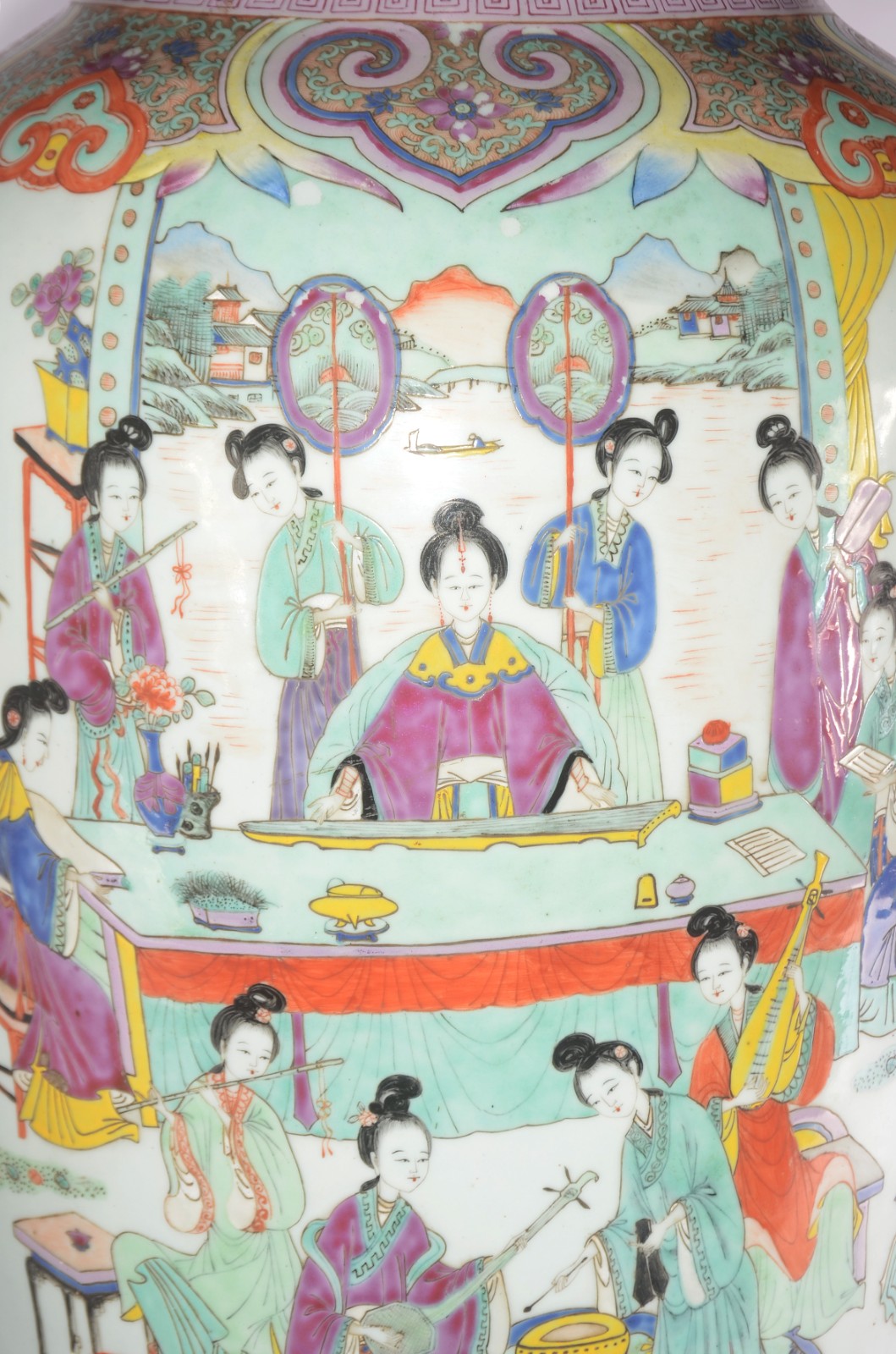Exuberante par de vasos em porcelana chinesa de formato balaústre... - foto 3 de 11