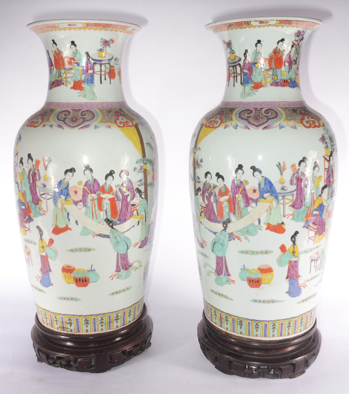Exuberante par de vasos em porcelana chinesa de formato balaústre... - foto 1 de 11
