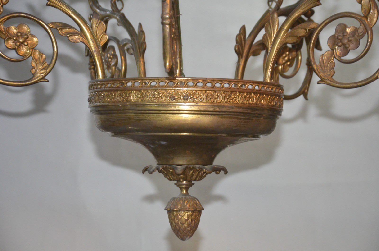 Lustre de metal dourado para 5 luzes com pequenas cúpulas na cor bege... - foto 6 de 6