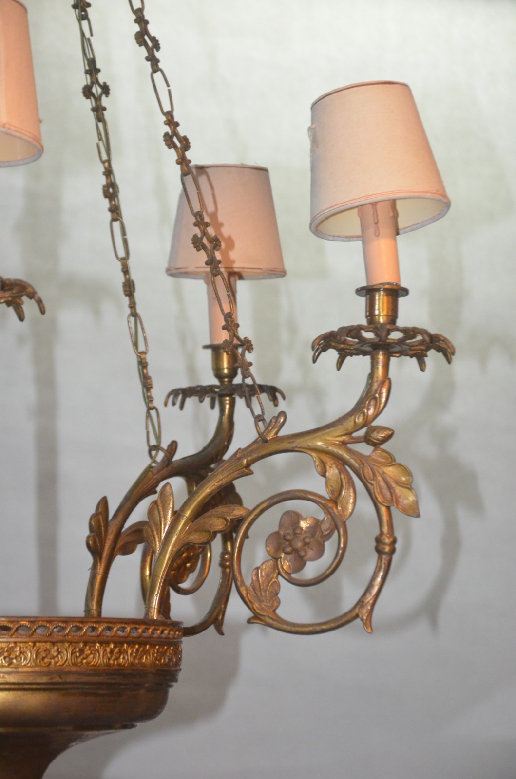 Lustre de metal dourado para 5 luzes com pequenas cúpulas na cor bege... - foto 5 de 6
