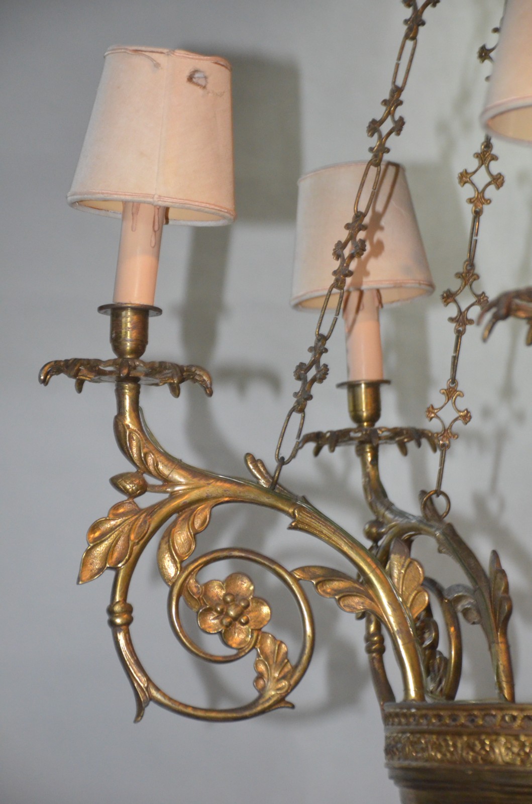 Lustre de metal dourado para 5 luzes com pequenas cúpulas na cor bege... - foto 4 de 6