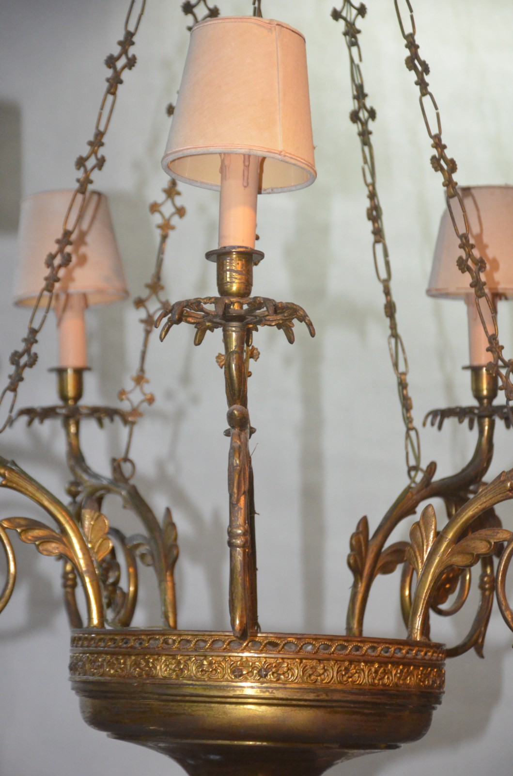 Lustre de metal dourado para 5 luzes com pequenas cúpulas na cor bege... - foto 3 de 6