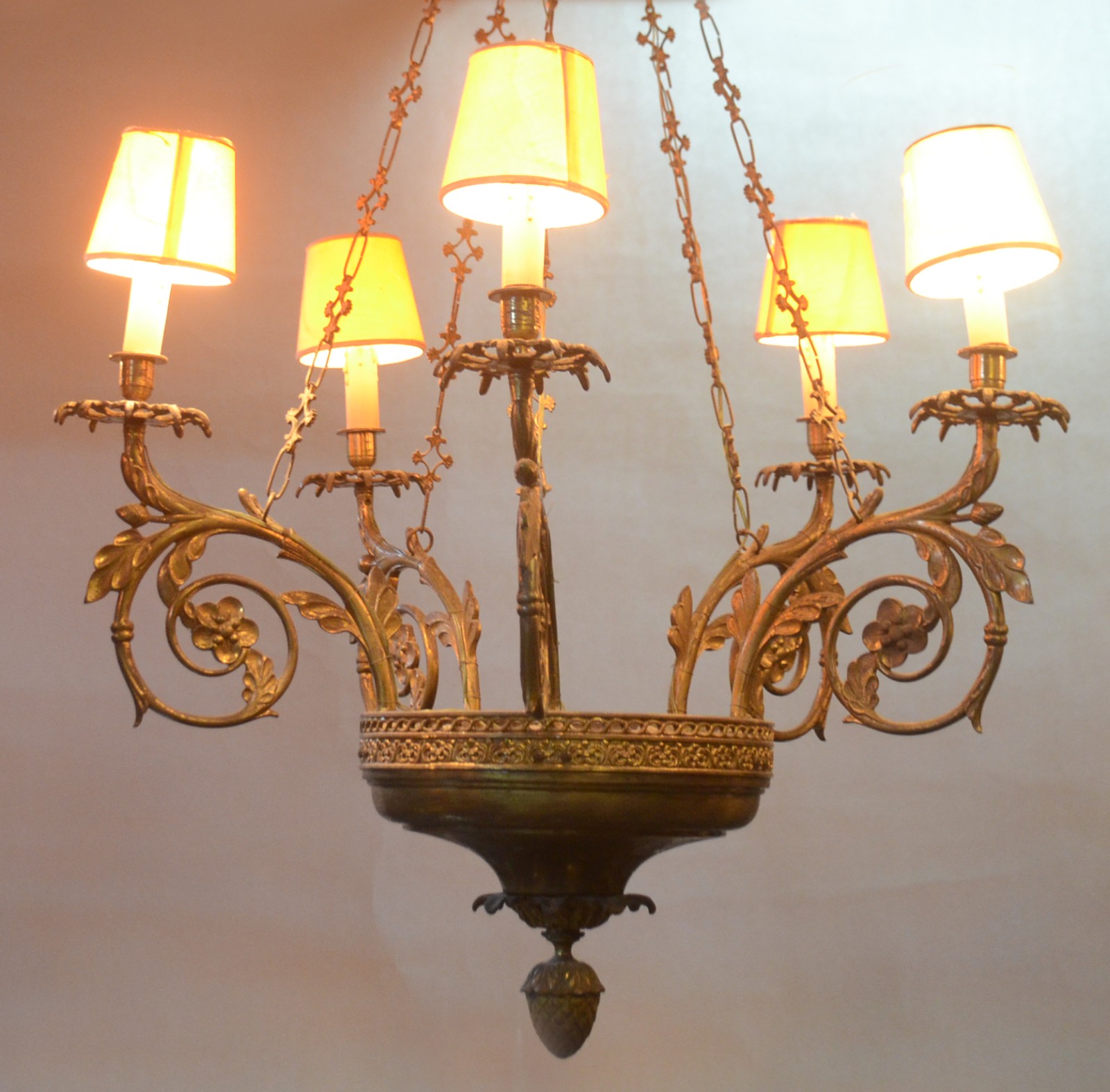 Lustre de metal dourado para 5 luzes com pequenas cúpulas na cor bege... - foto 2 de 6