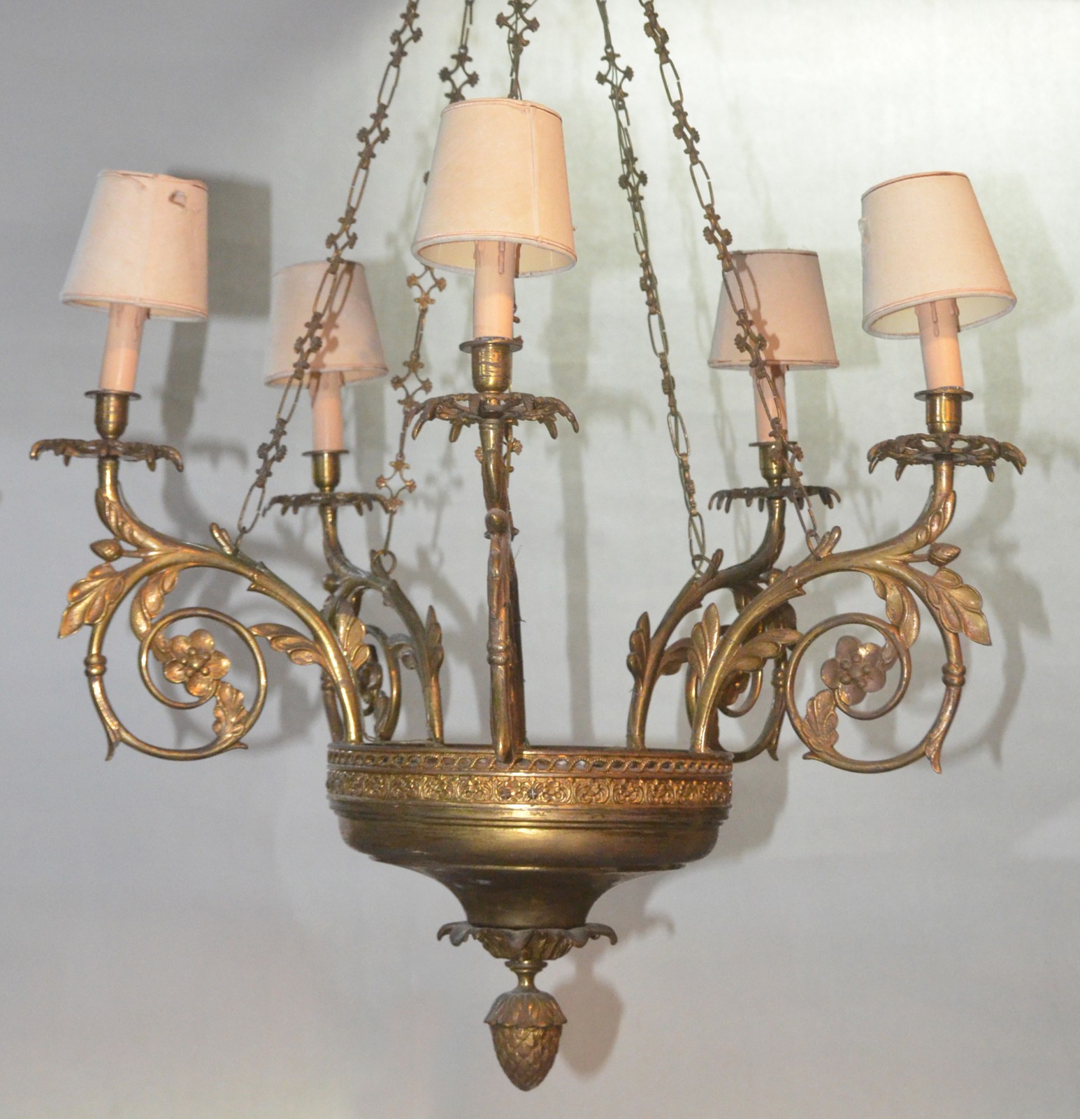 Lustre de metal dourado para 5 luzes com pequenas cúpulas na cor bege... - foto 1 de 6