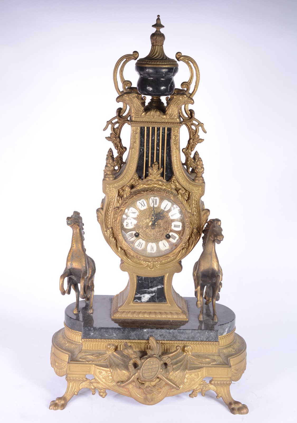 Relogio de mesa, dito "Mantel Clock", de bronze ladeado com figuras... - foto 1 de 11