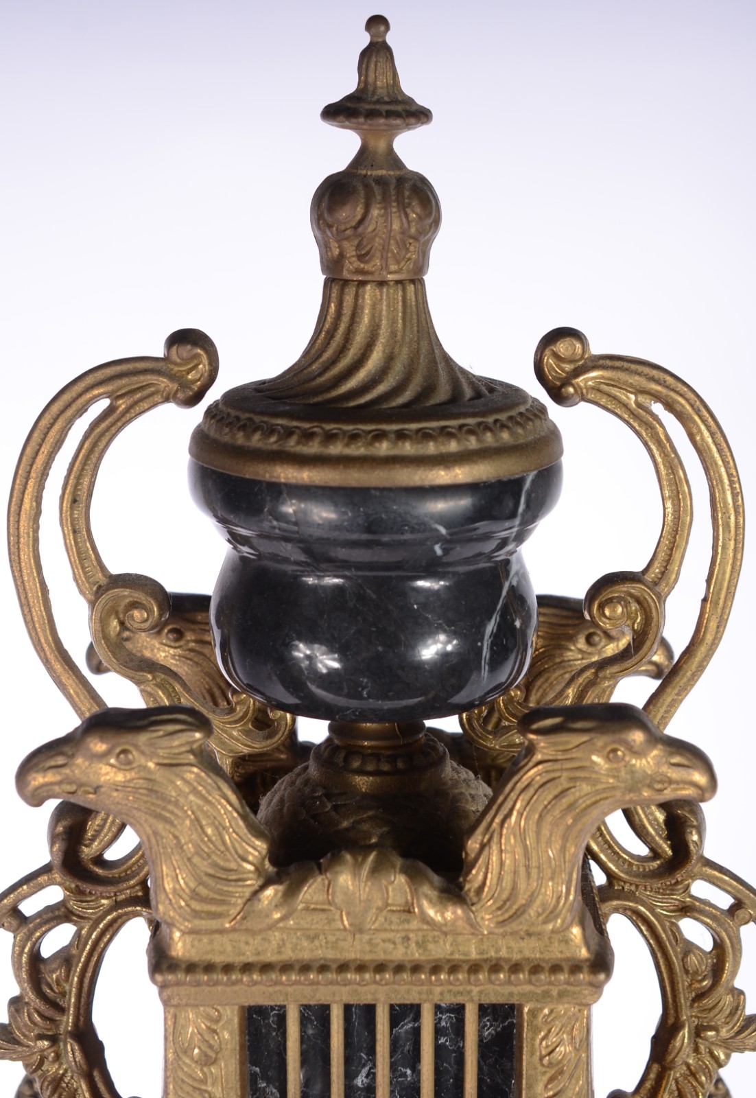 Relogio de mesa, dito "Mantel Clock", de bronze ladeado com figuras... - foto 2 de 11