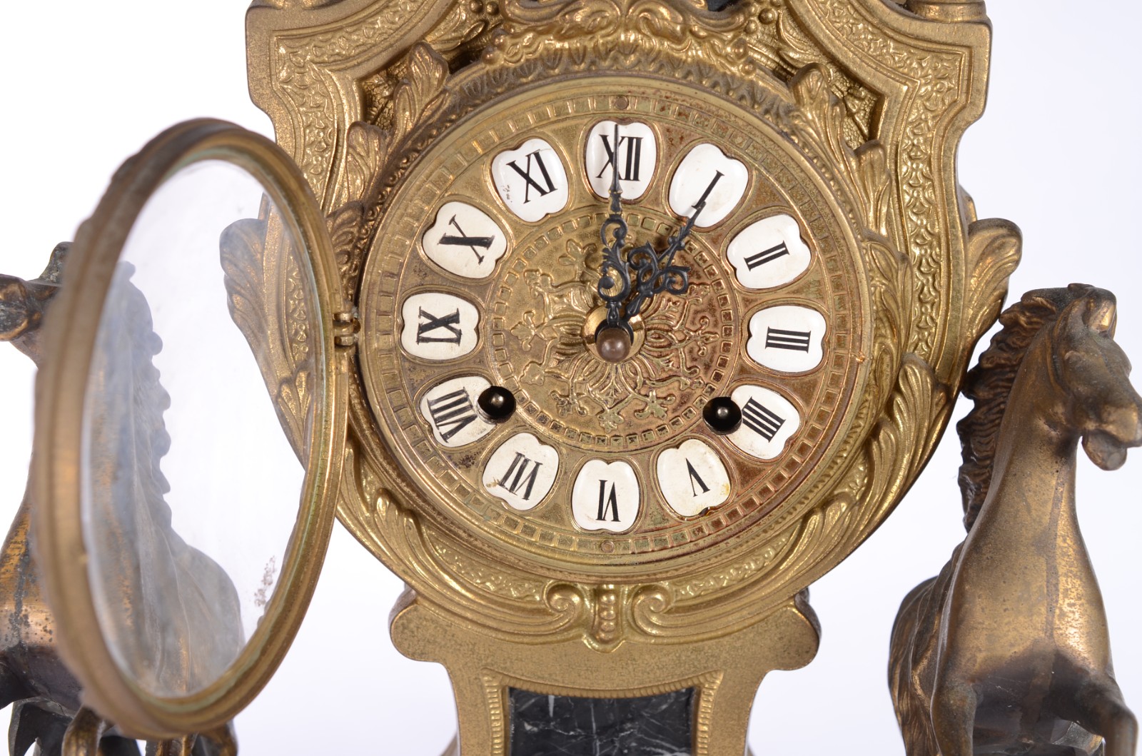 Relogio de mesa, dito "Mantel Clock", de bronze ladeado com figuras... - foto 3 de 11