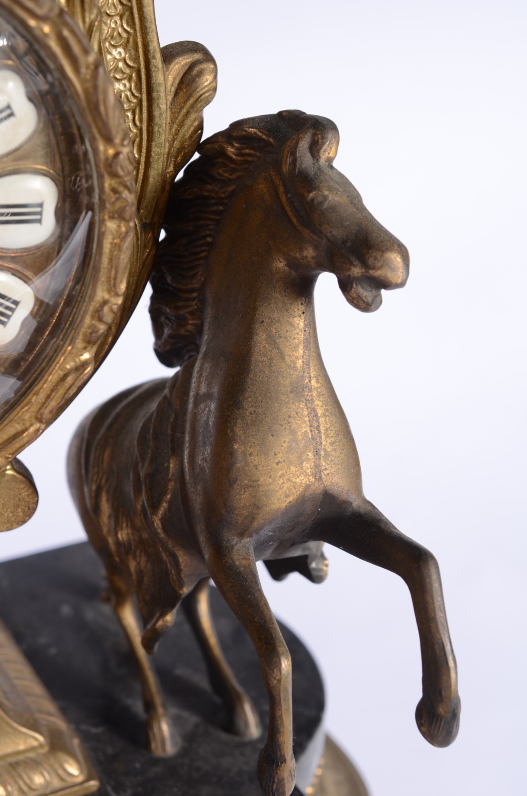 Relogio de mesa, dito "Mantel Clock", de bronze ladeado com figuras... - foto 4 de 11