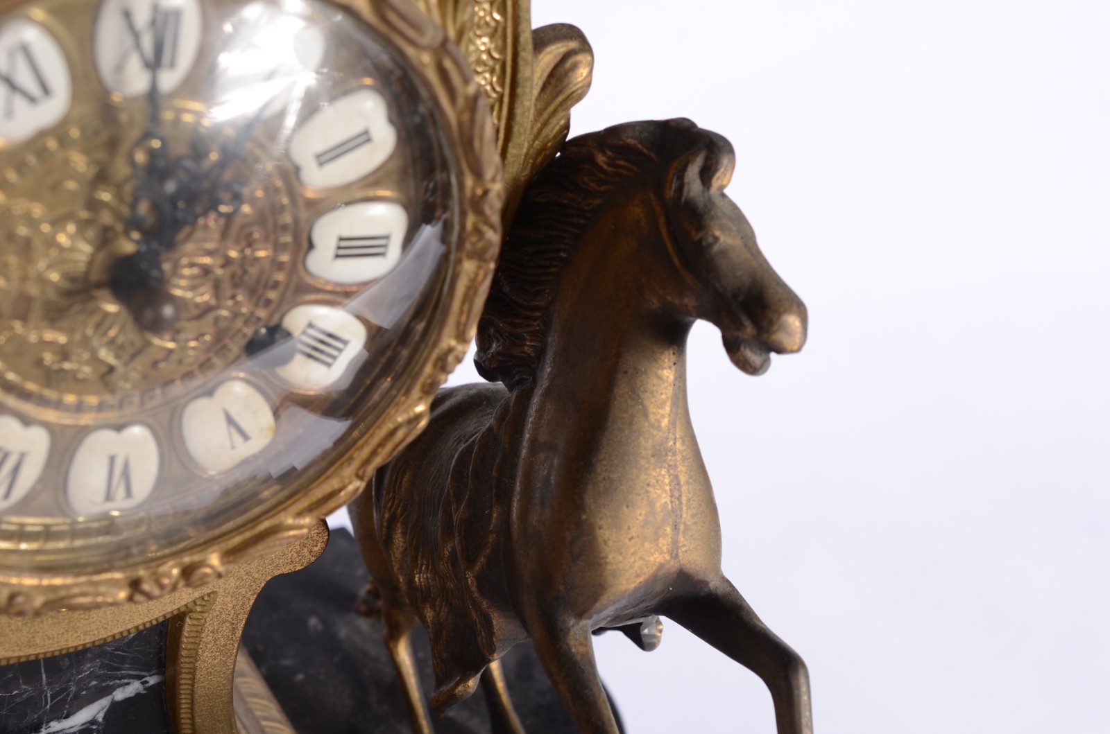 Relogio de mesa, dito "Mantel Clock", de bronze ladeado com figuras... - foto 5 de 11