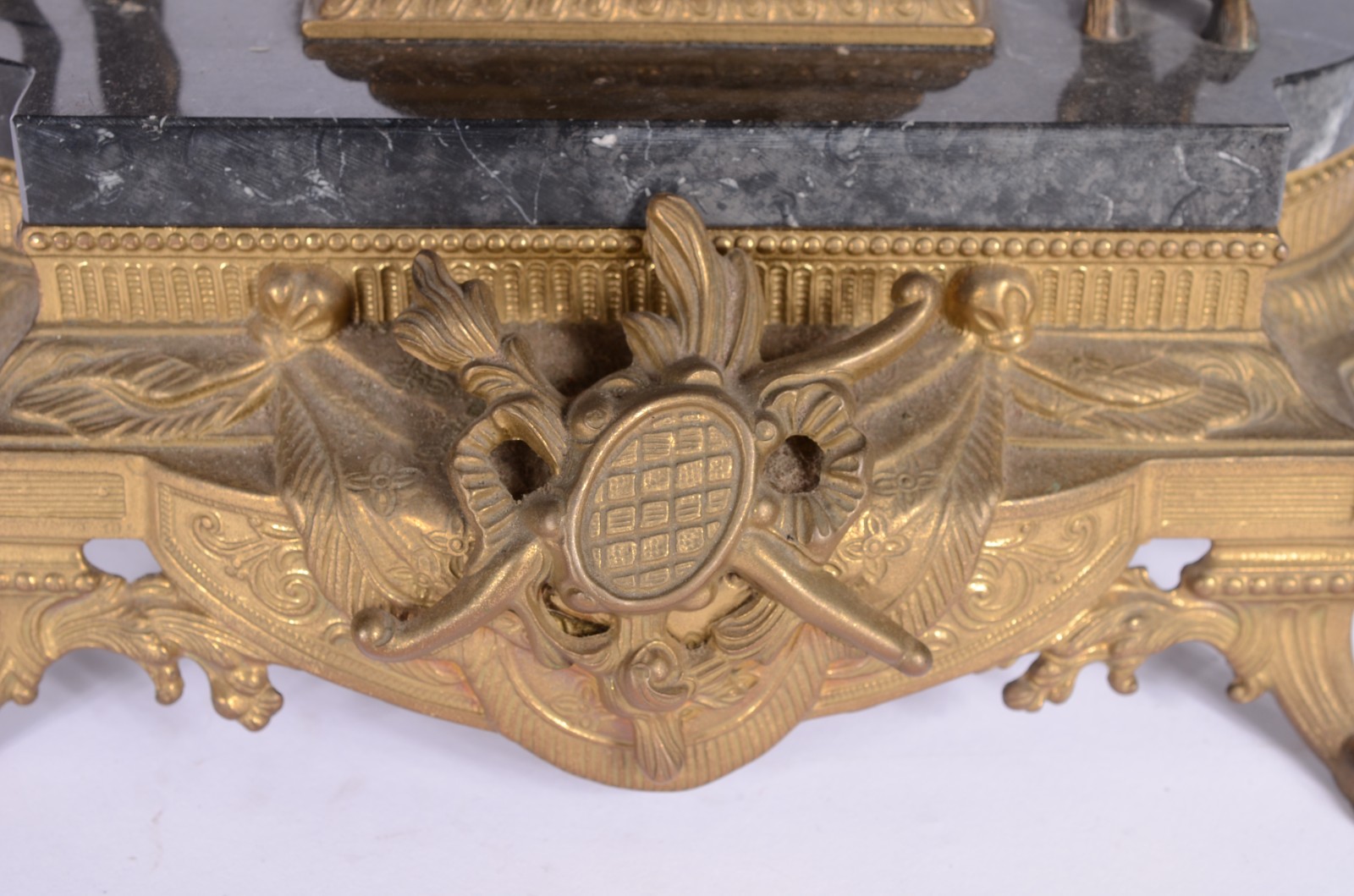 Relogio de mesa, dito "Mantel Clock", de bronze ladeado com figuras... - foto 6 de 11