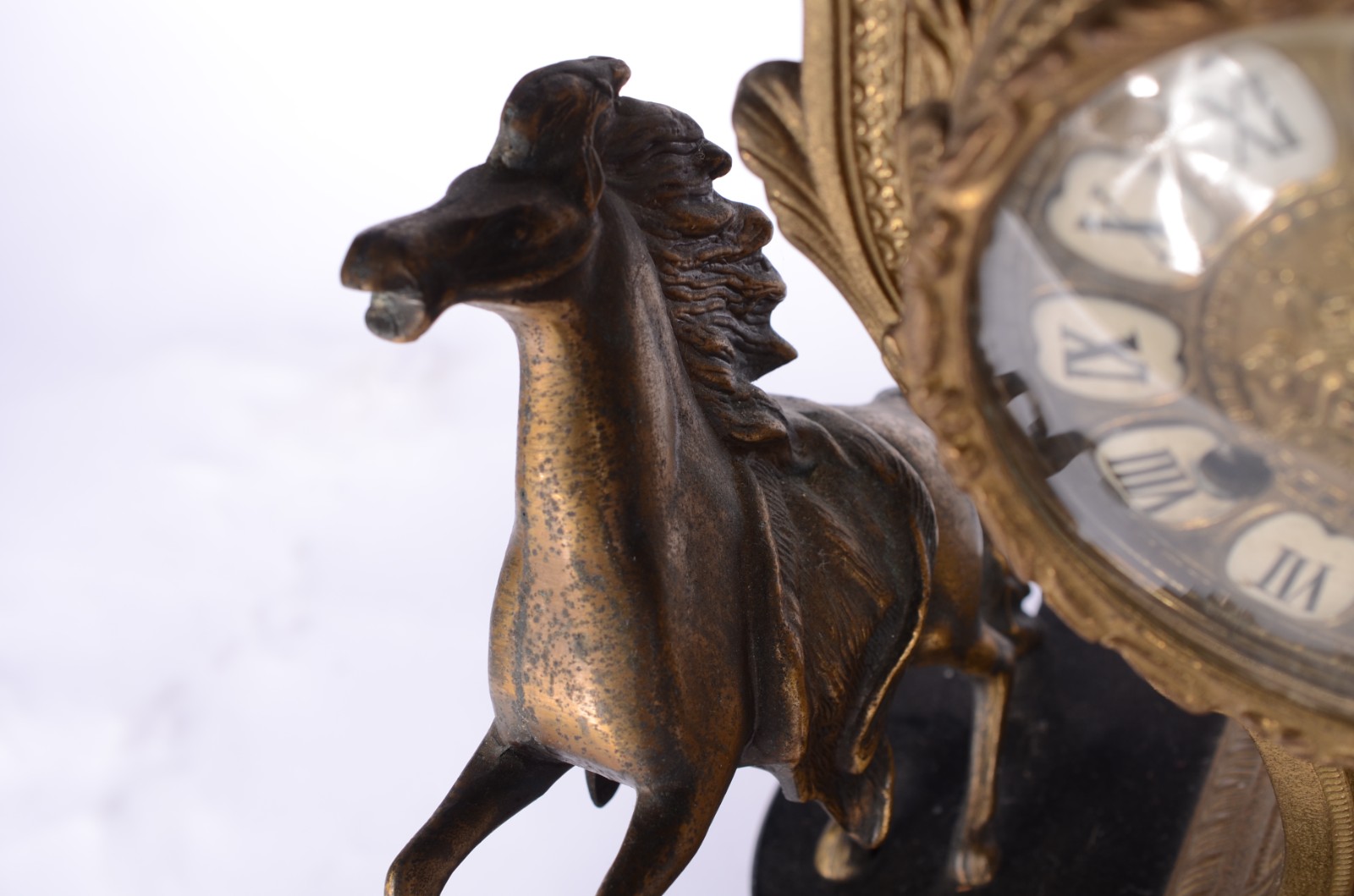 Relogio de mesa, dito "Mantel Clock", de bronze ladeado com figuras... - foto 7 de 11