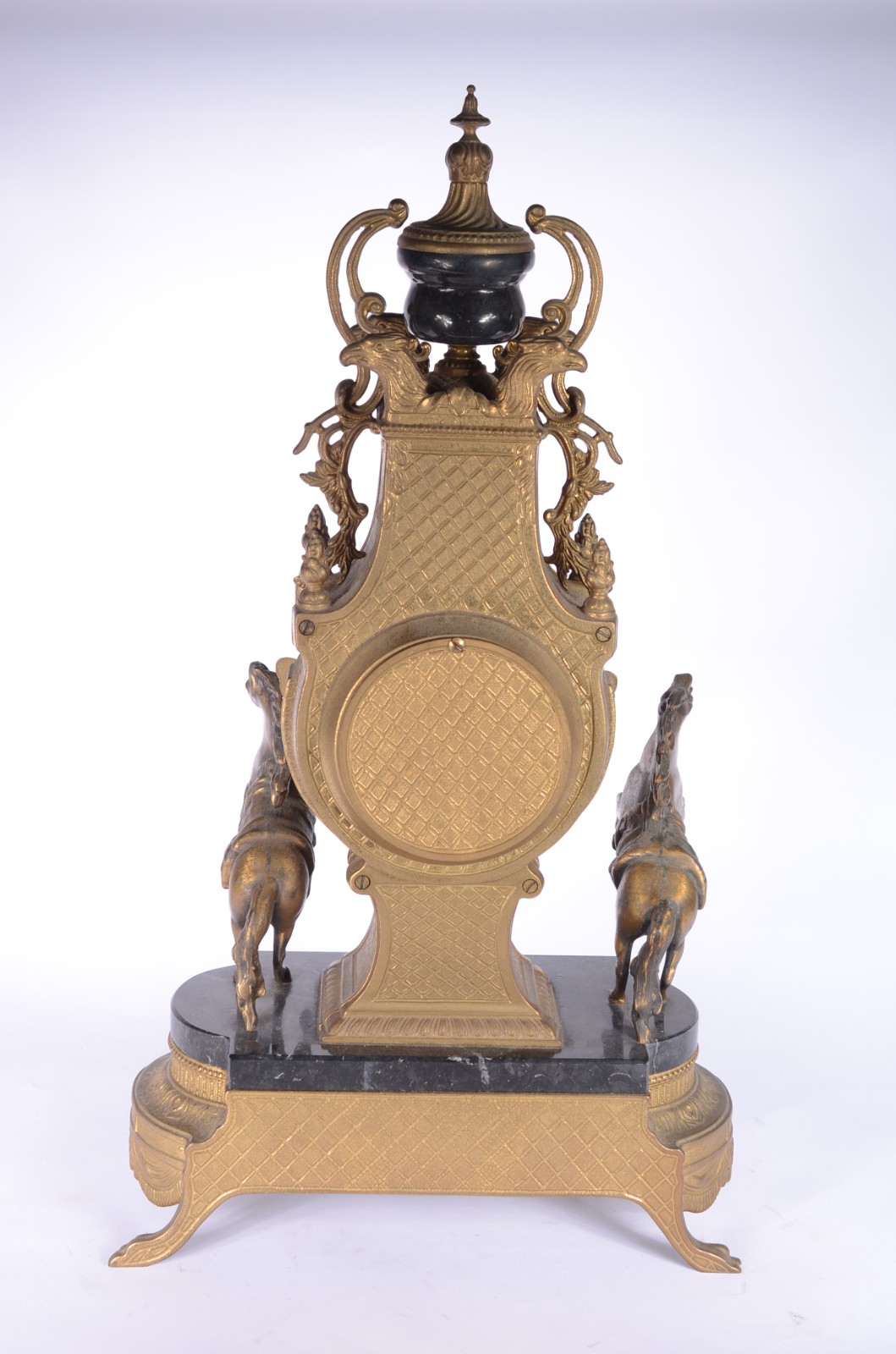 Relogio de mesa, dito "Mantel Clock", de bronze ladeado com figuras... - foto 8 de 11