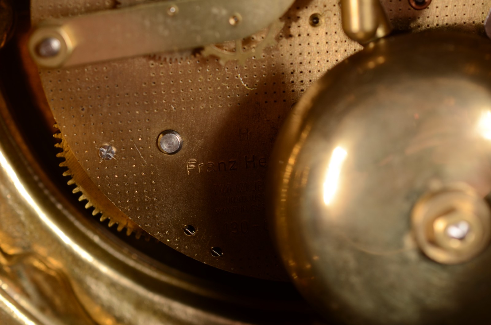 Relogio de mesa, dito "Mantel Clock", de bronze ladeado com figuras... - foto 10 de 11