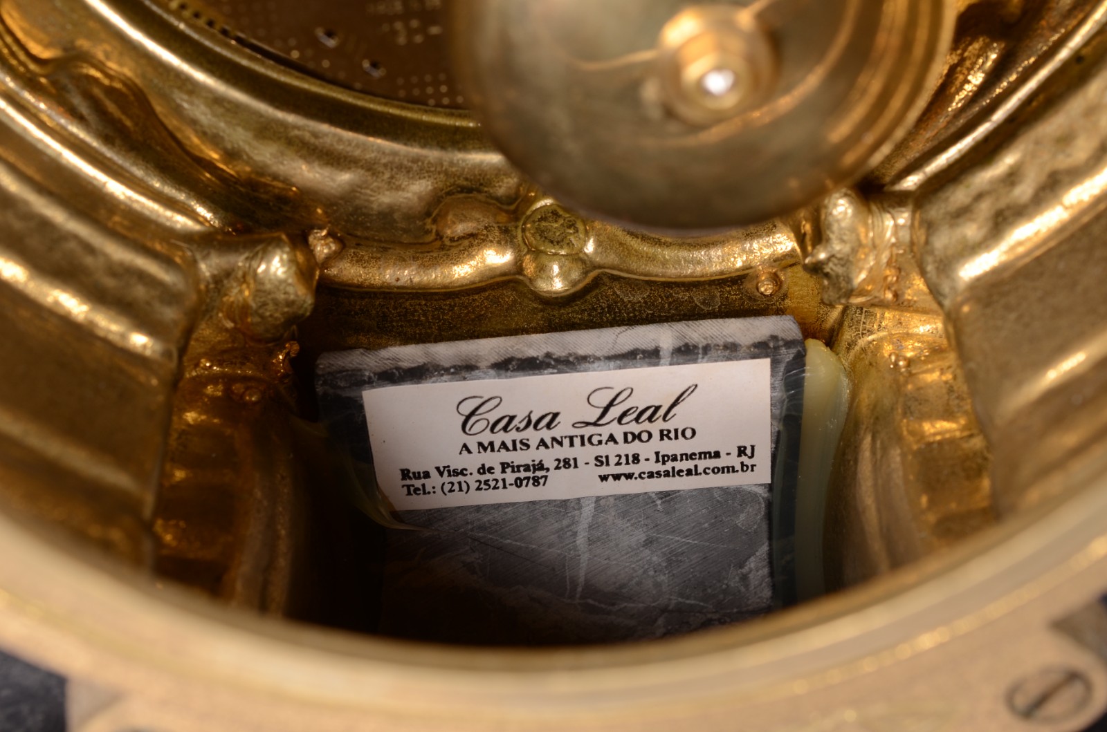 Relogio de mesa, dito "Mantel Clock", de bronze ladeado com figuras... - foto 11 de 11