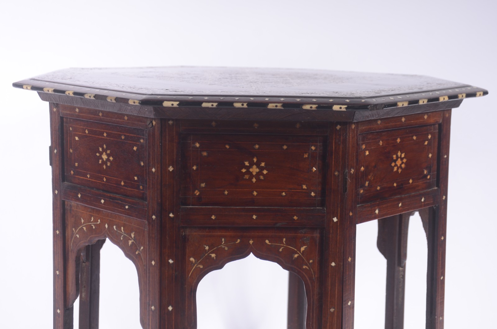 Mesa oriental feitio oitavado de madeira com trabalho em marqueterie... - foto 2 de 7