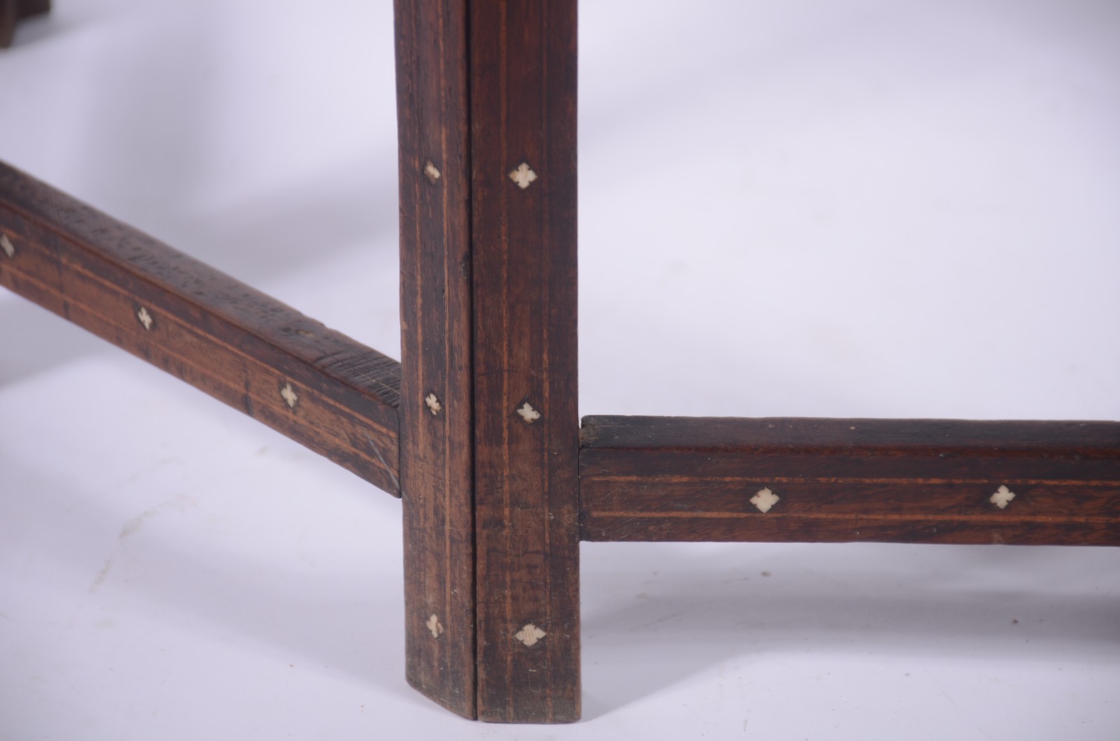 Mesa oriental feitio oitavado de madeira com trabalho em marqueterie... - foto 4 de 7