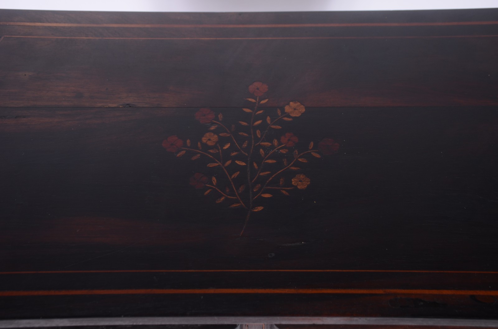 Mini comoda de jacarandá trabalhado com flores em marqueterie, com... - foto 4 de 8