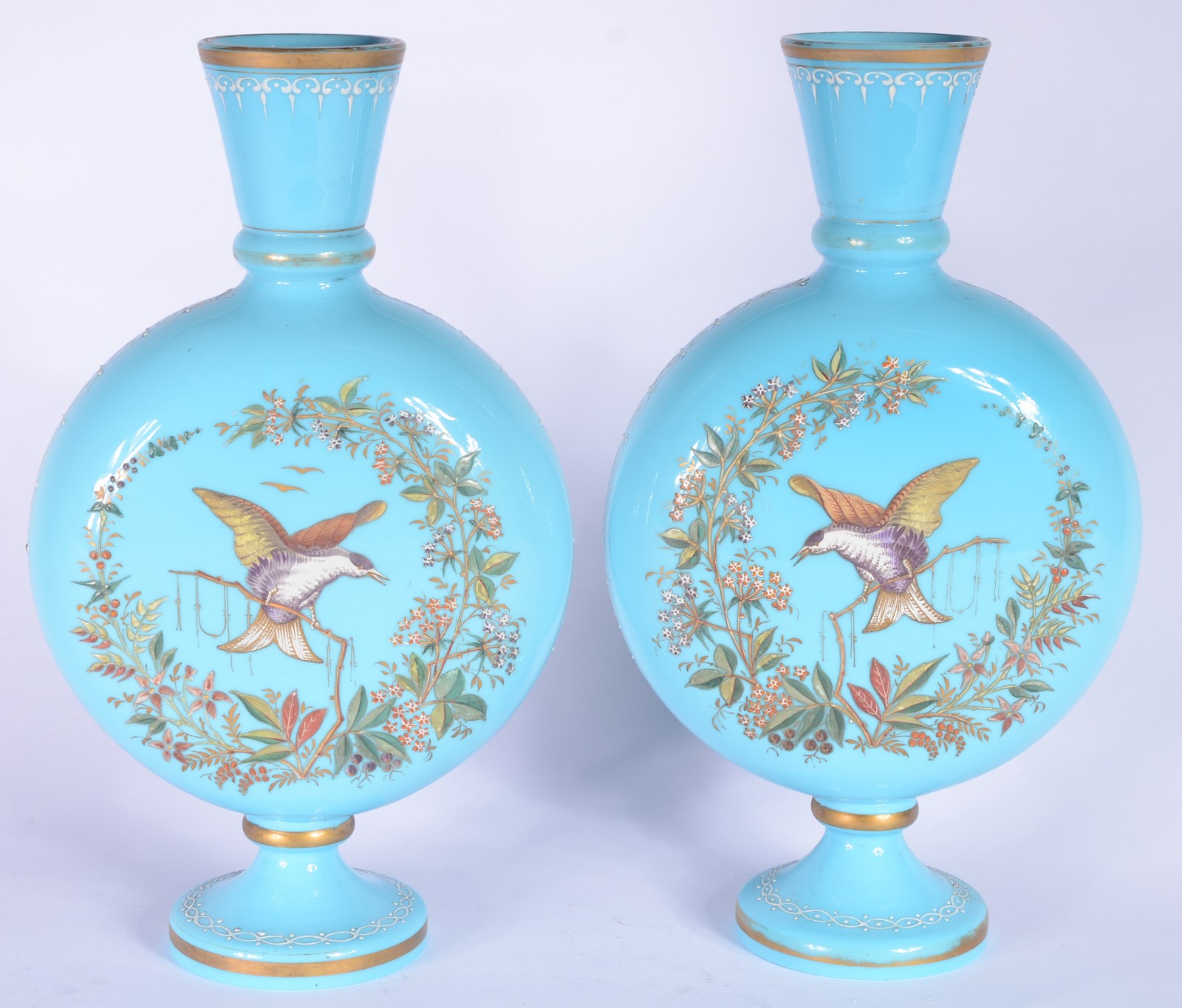 Par de antigos vasos de opalina azul turquesa com pássaros e... - foto 1 de 6