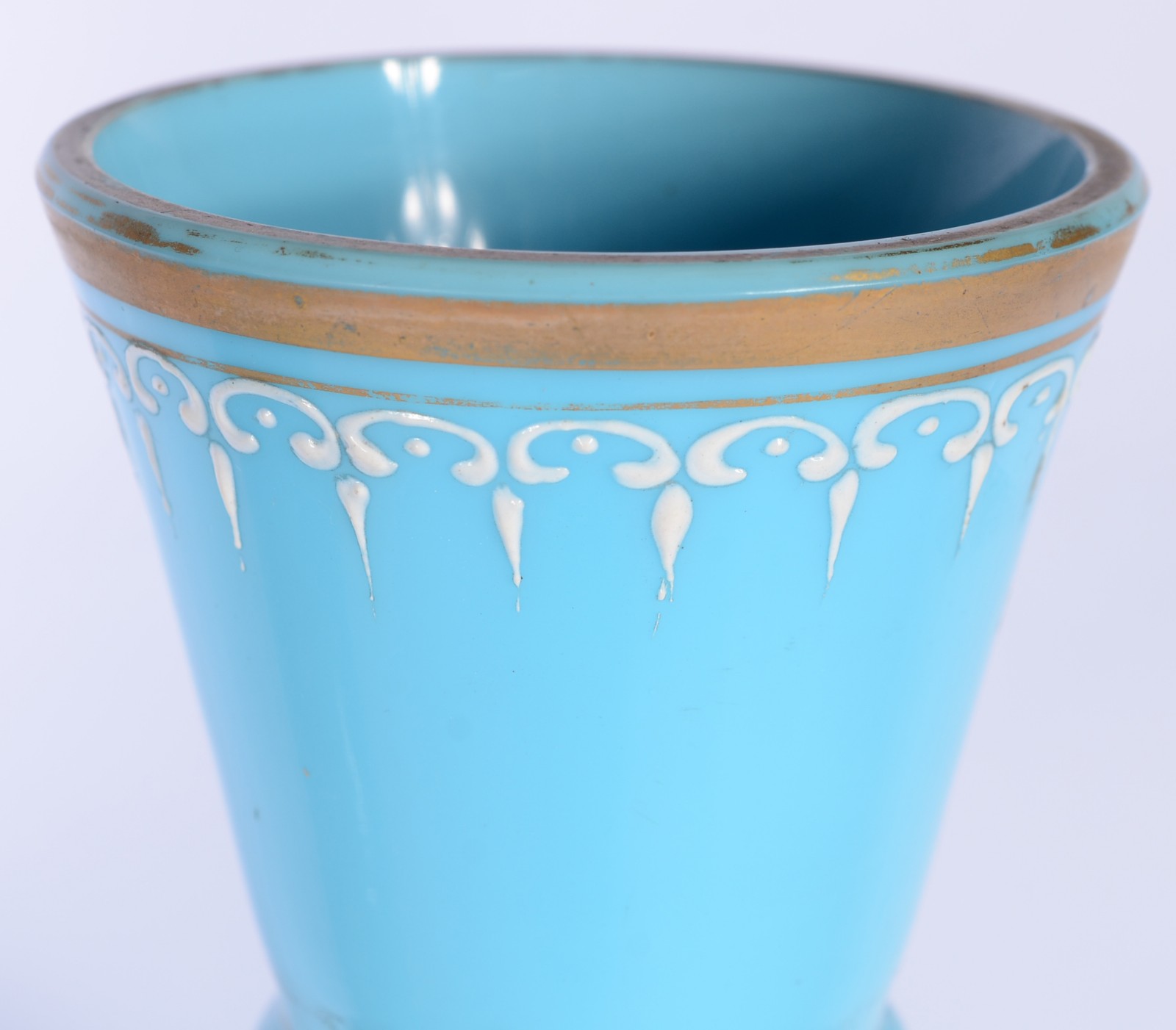 Par de antigos vasos de opalina azul turquesa com pássaros e... - foto 5 de 6