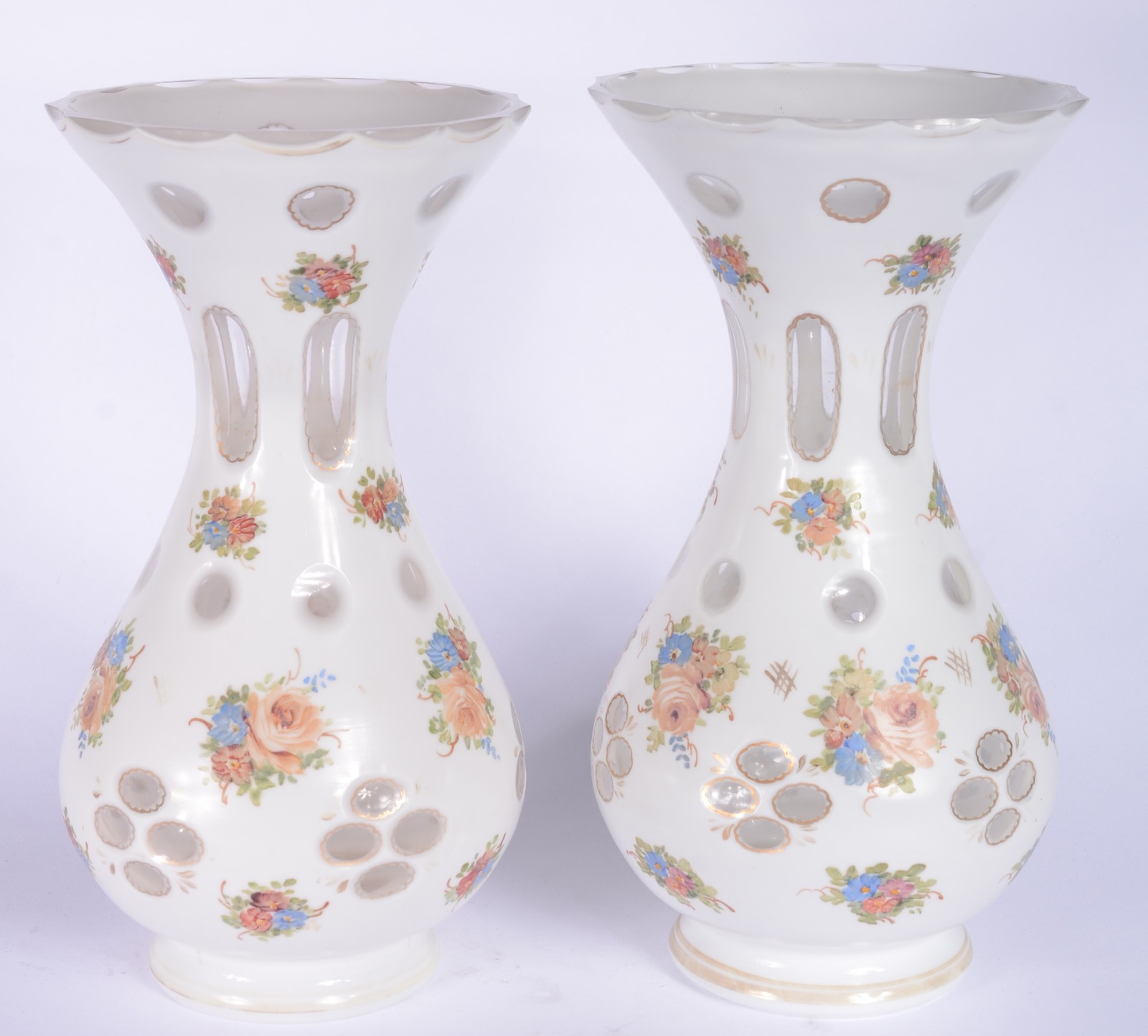 Par de vasos de cristal overlay branco com flores em policromia. - foto 1 de 5