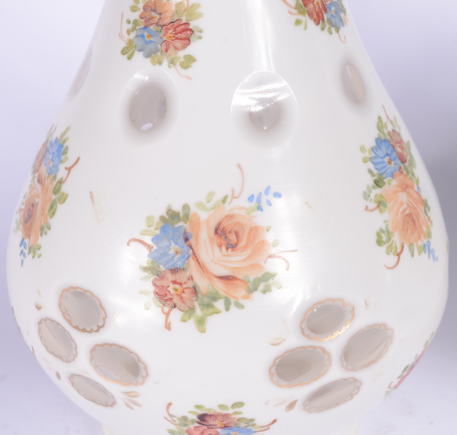 Par de vasos de cristal overlay branco com flores em policromia. - foto 2 de 5