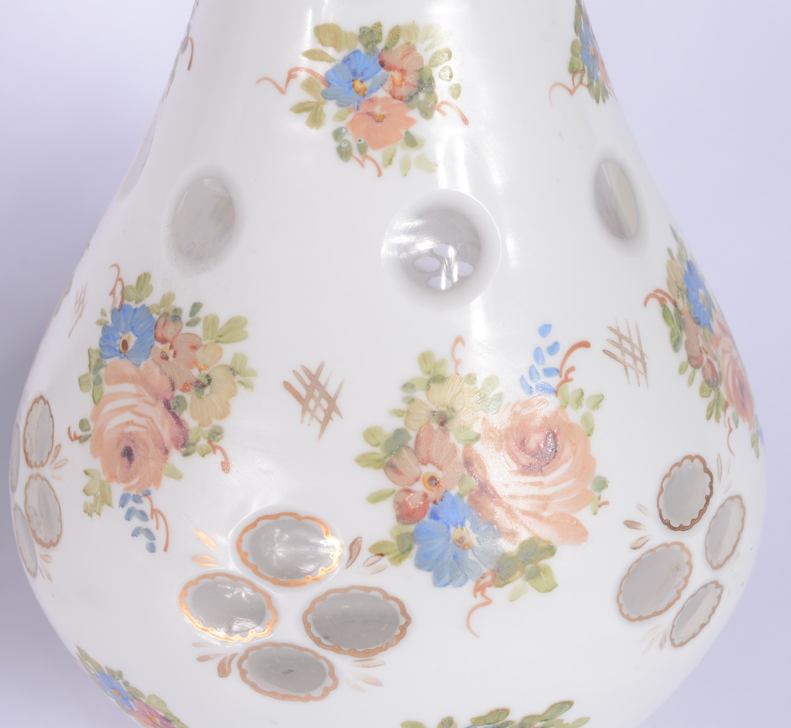 Par de vasos de cristal overlay branco com flores em policromia. - foto 3 de 5