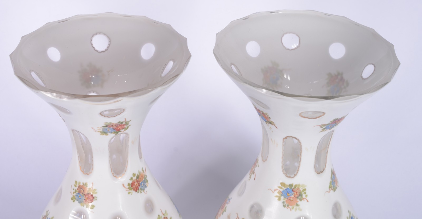 Par de vasos de cristal overlay branco com flores em policromia. - foto 4 de 5