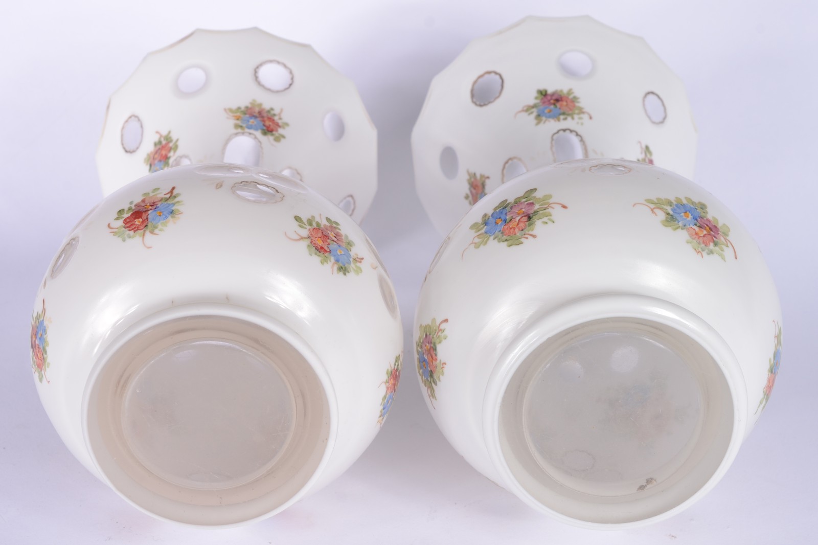 Par de vasos de cristal overlay branco com flores em policromia. - foto 5 de 5