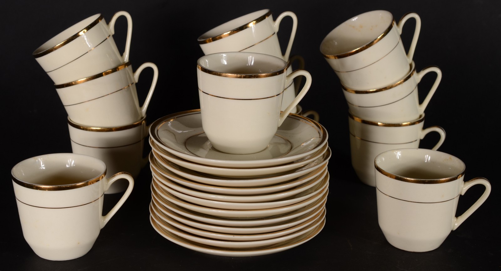 Conjunto de porcelana oriental na cor creme com friso dourado... - foto 1 de 5