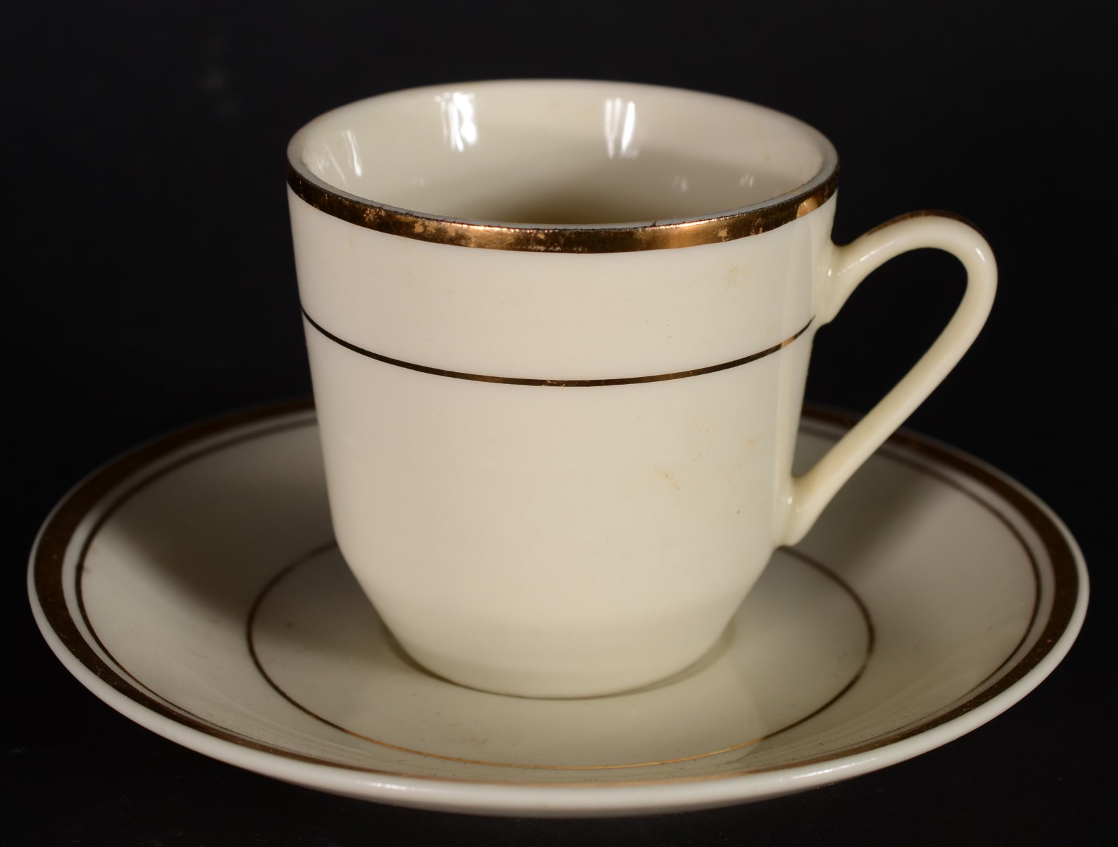 Conjunto de porcelana oriental na cor creme com friso dourado... - foto 2 de 5