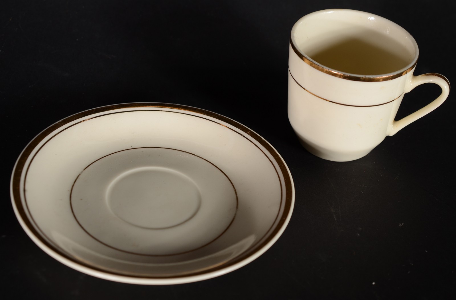 Conjunto de porcelana oriental na cor creme com friso dourado... - foto 3 de 5