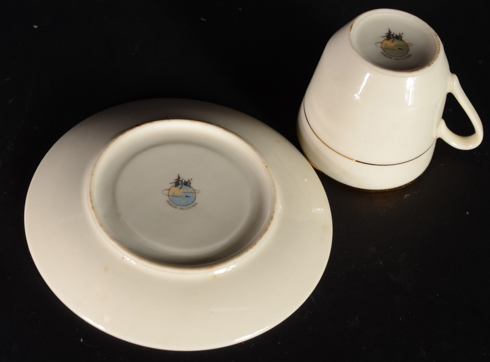 Conjunto de porcelana oriental na cor creme com friso dourado... - foto 4 de 5