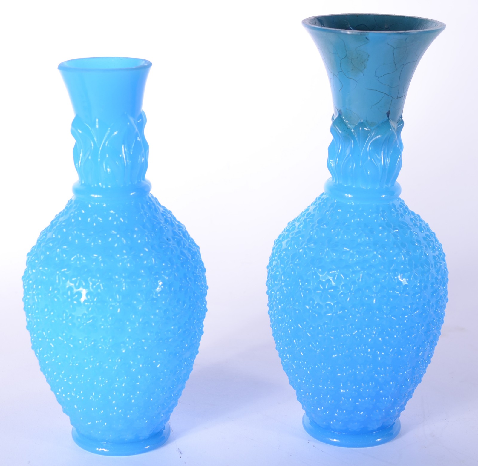 Par de vasos de opalina azul turquesa. (um com a borda restaurada) - foto 1 de 5