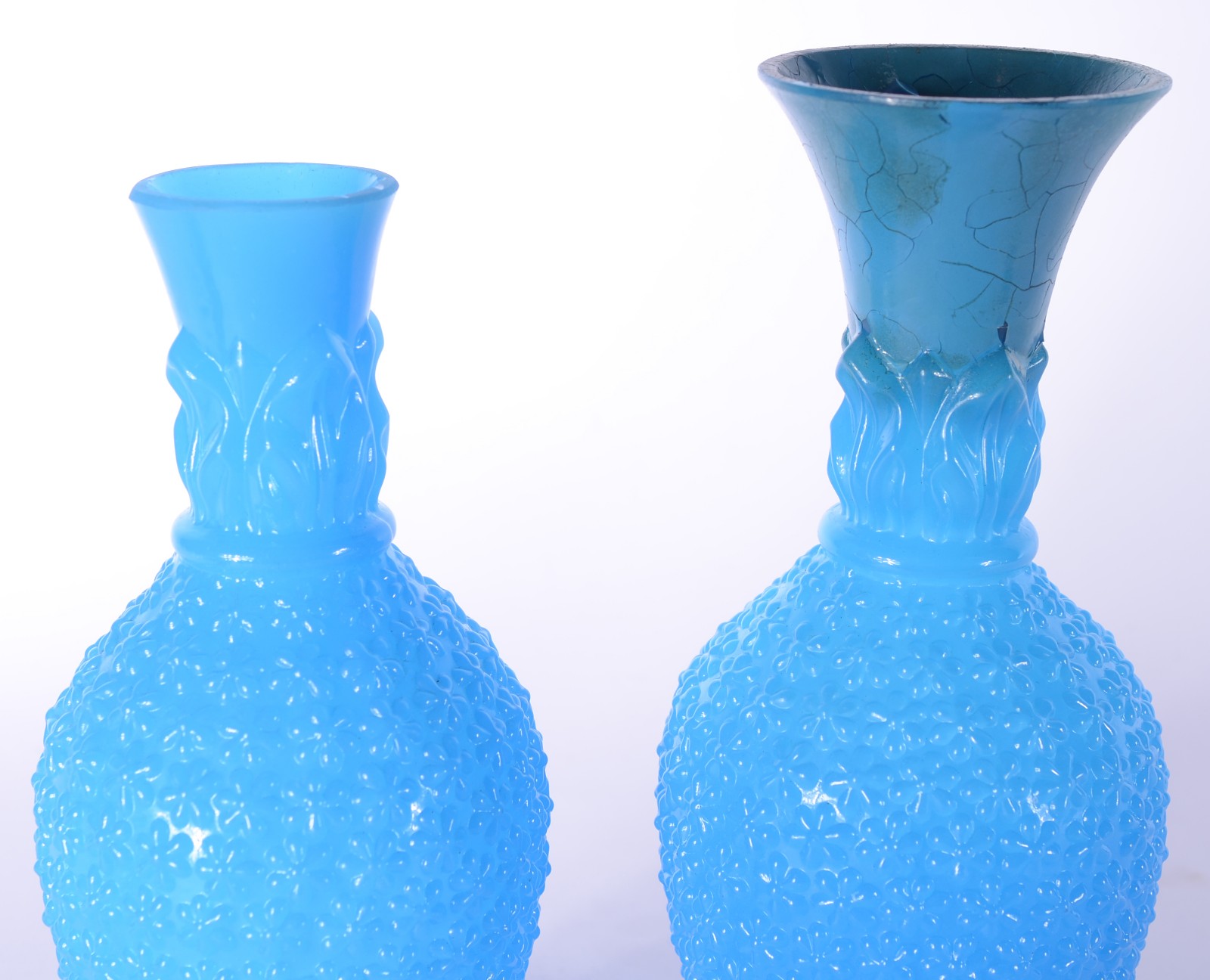 Par de vasos de opalina azul turquesa. (um com a borda restaurada) - foto 2 de 5