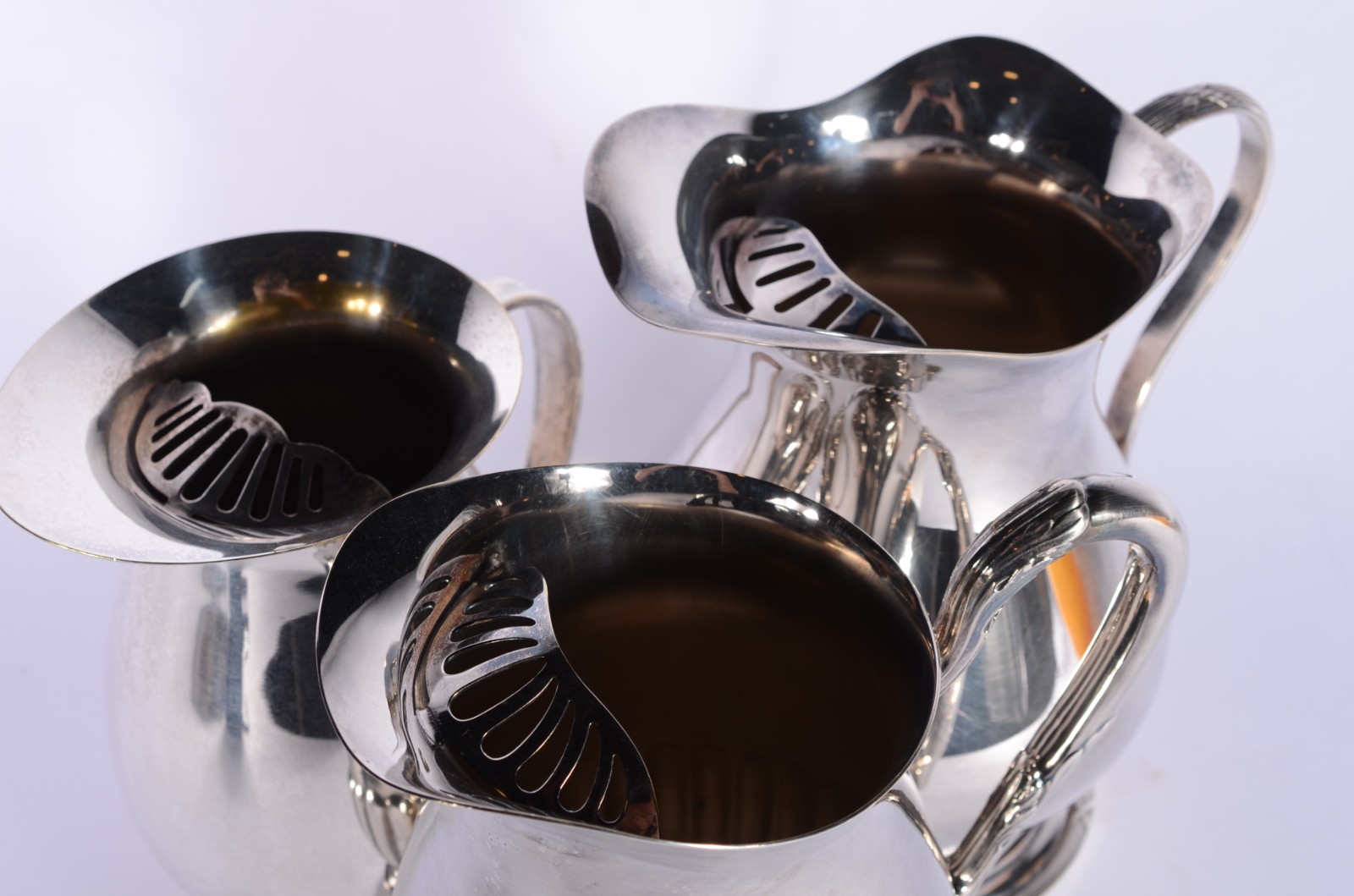 Diversas peças, sendo: 3 jarras para água de metal prateado e... - foto 2 de 9