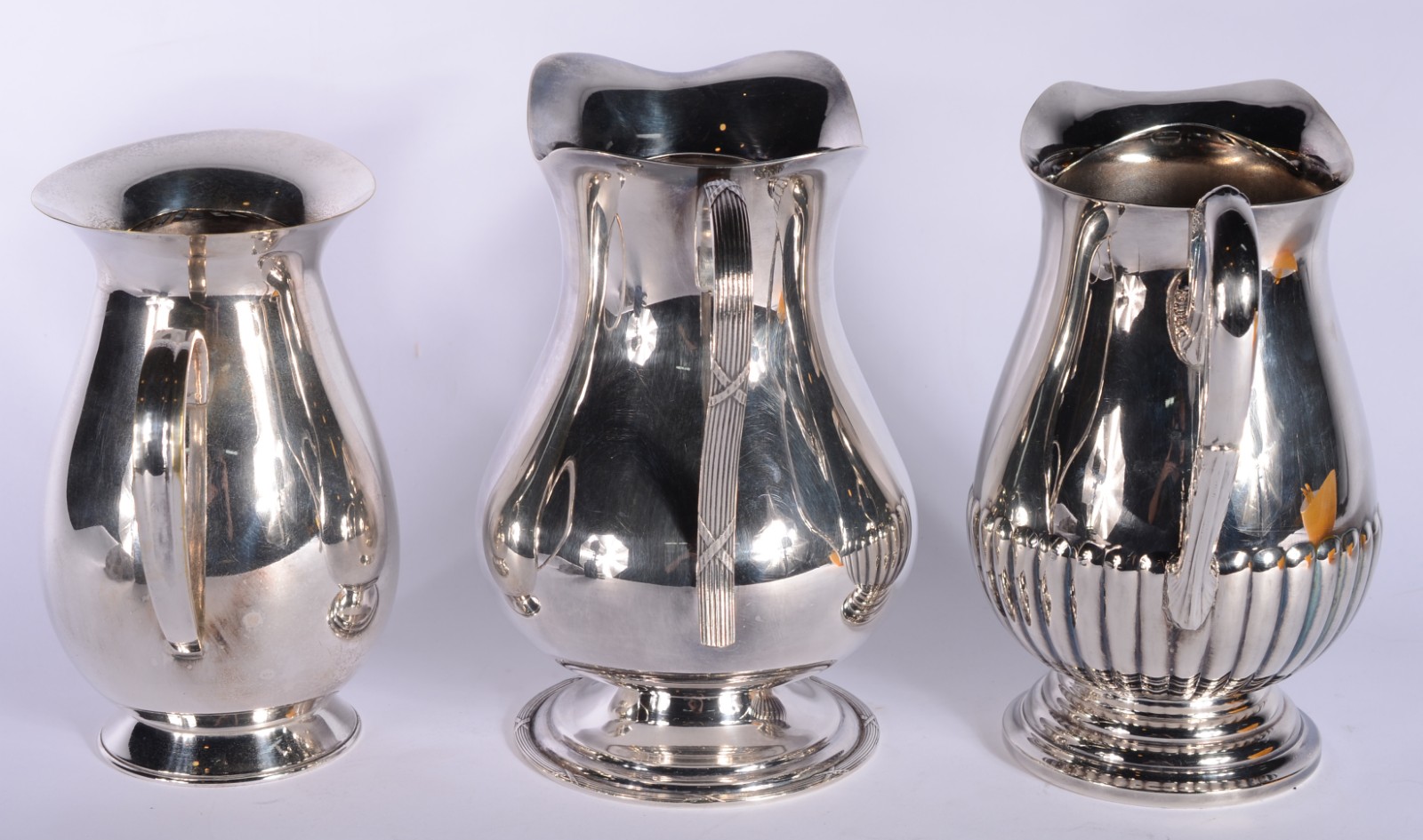 Diversas peças, sendo: 3 jarras para água de metal prateado e... - foto 4 de 9