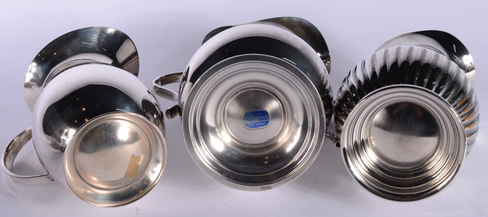 Diversas peças, sendo: 3 jarras para água de metal prateado e... - foto 5 de 9